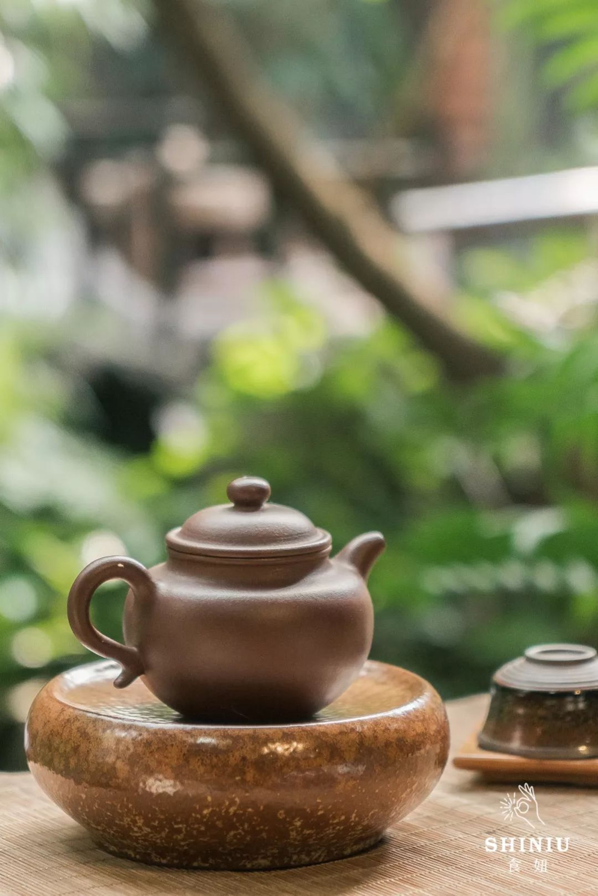 【十年•中式茗茶】擁有三個錦鯉池的後院,專供中式茗茶,一茶一個。桌前就是錦鯉池的最佳觀賞位置。(食妞授權使用) (食妞授權使用)