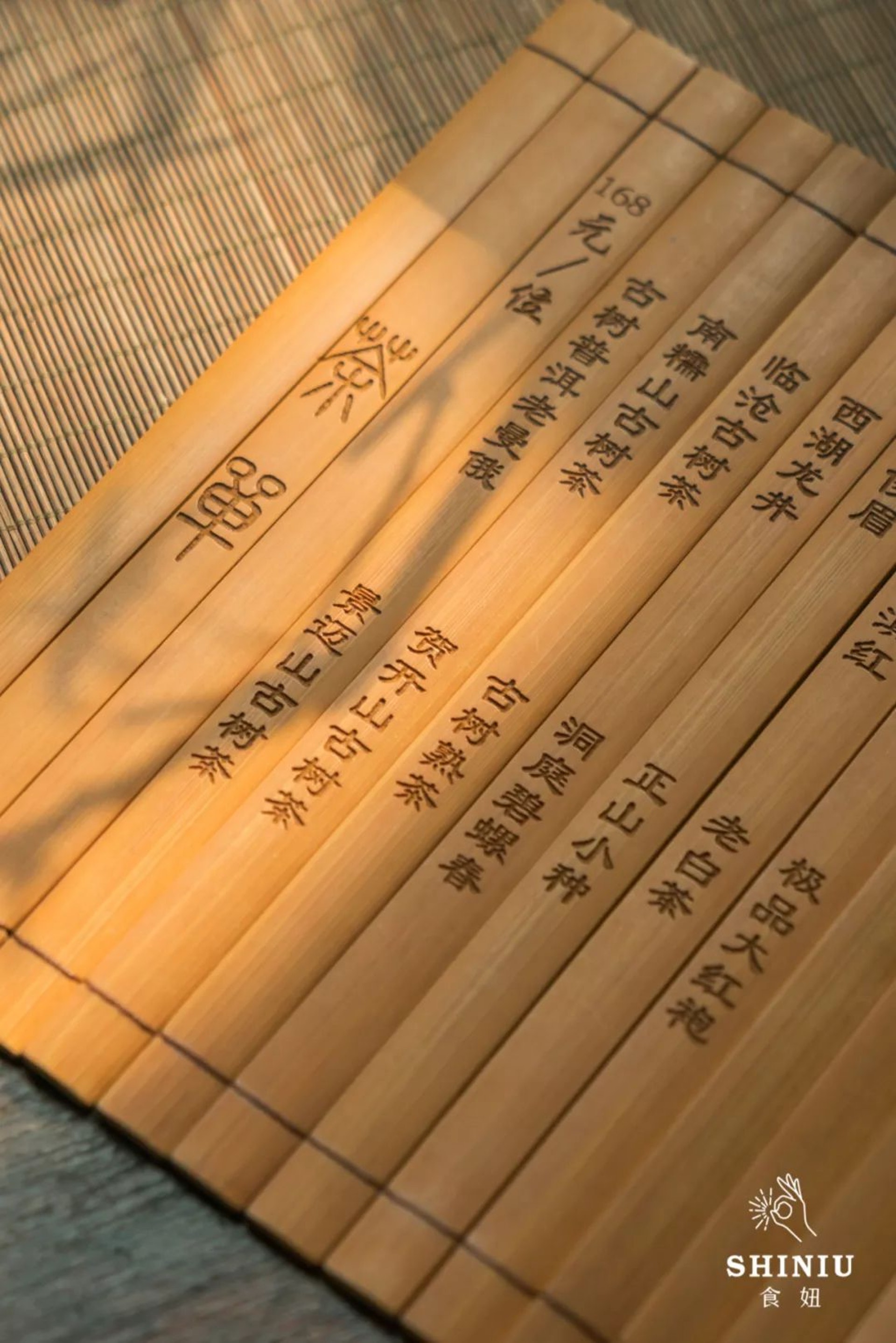 【十年•中式茗茶】木質捲軸茶單上有多種茶葉任選,全是店內經營了十年的品牌,有按位收購也有按壺置換的。(食妞授權使用) (食妞授權使用)