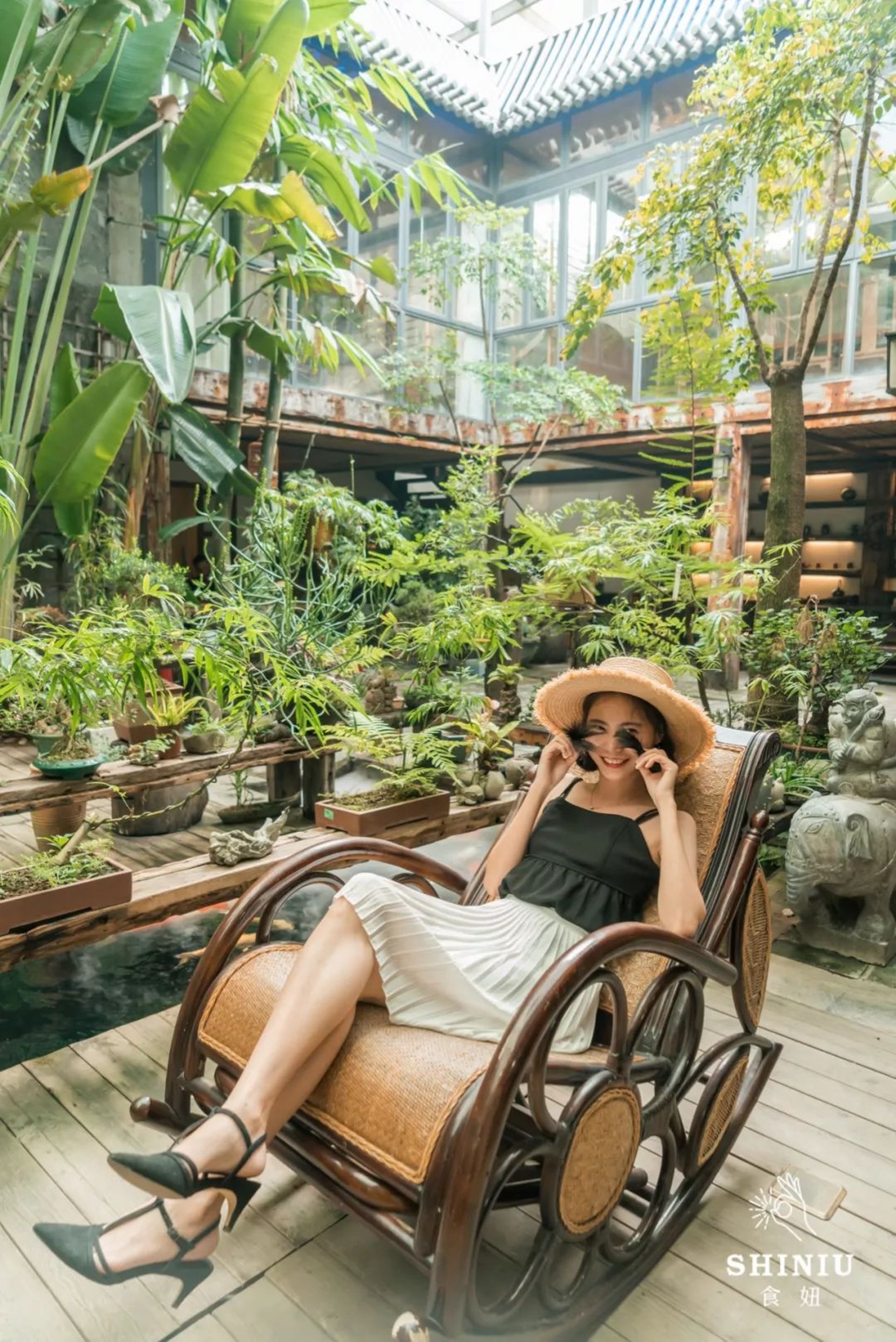 【奶奶家的搖椅慢慢搖】爺爺奶奶總喜歡在院子裡晃動那搖椅小憩。(食妞授權使用) (食妞授權使用)