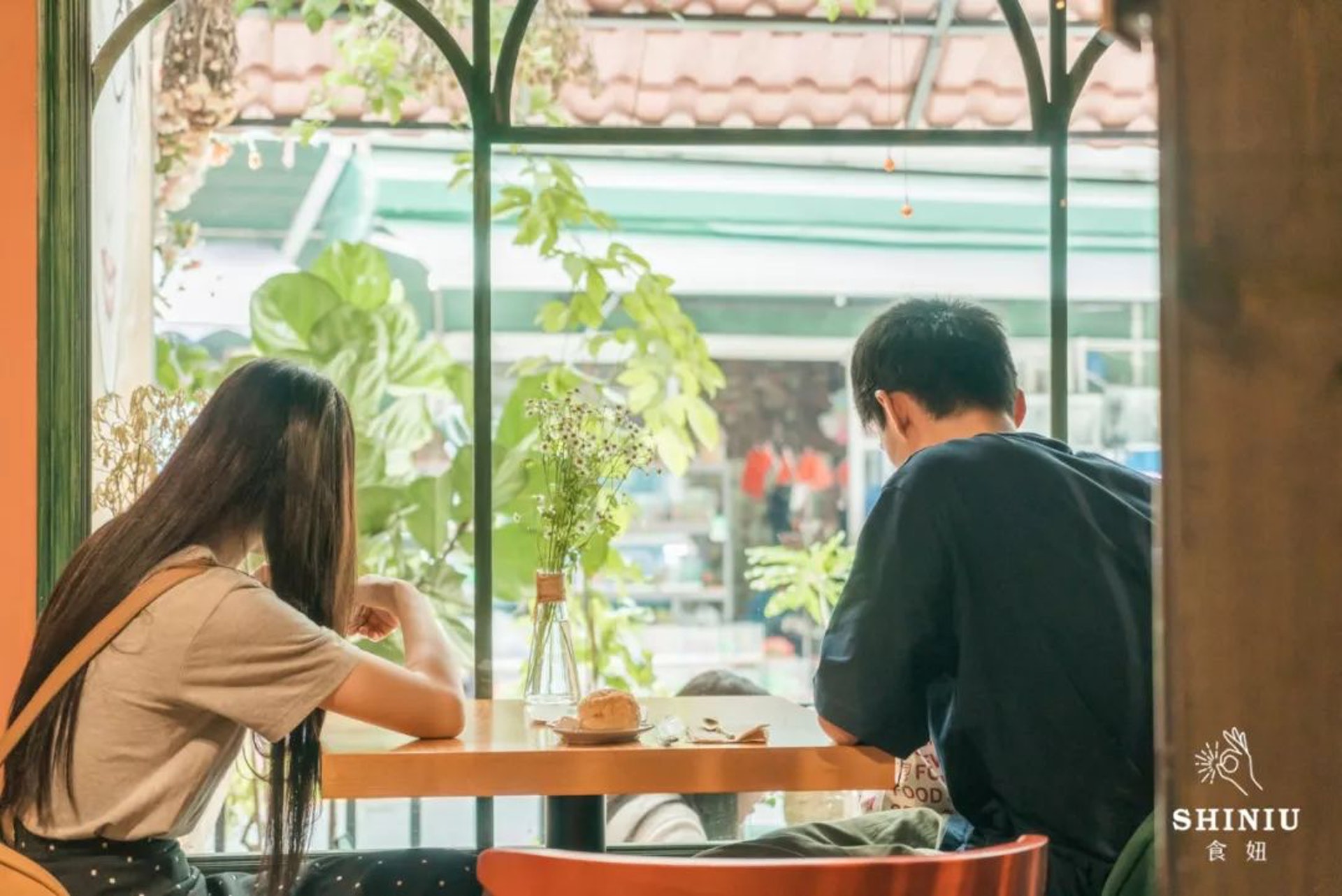 【歐式下午茶】展示了許多老闆收藏的漂亮茶杯。(食妞授權使用) (食妞授權使用)