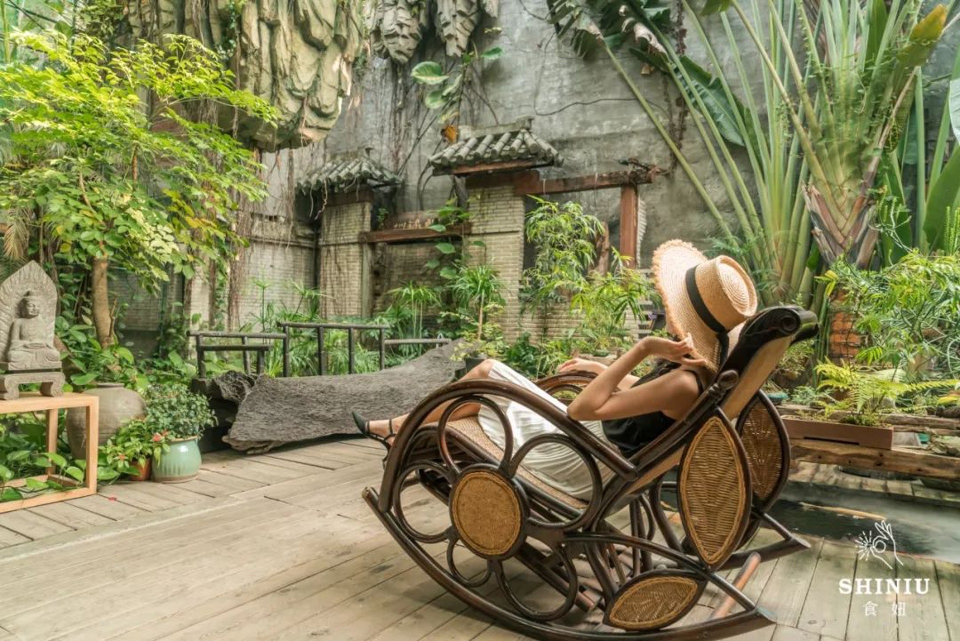 【奶奶家的搖椅慢慢搖】自帶年代感的老式木搖椅,人們想起小時候在老家過暑假的日子(食妞授權使用) (食妞授權使用)