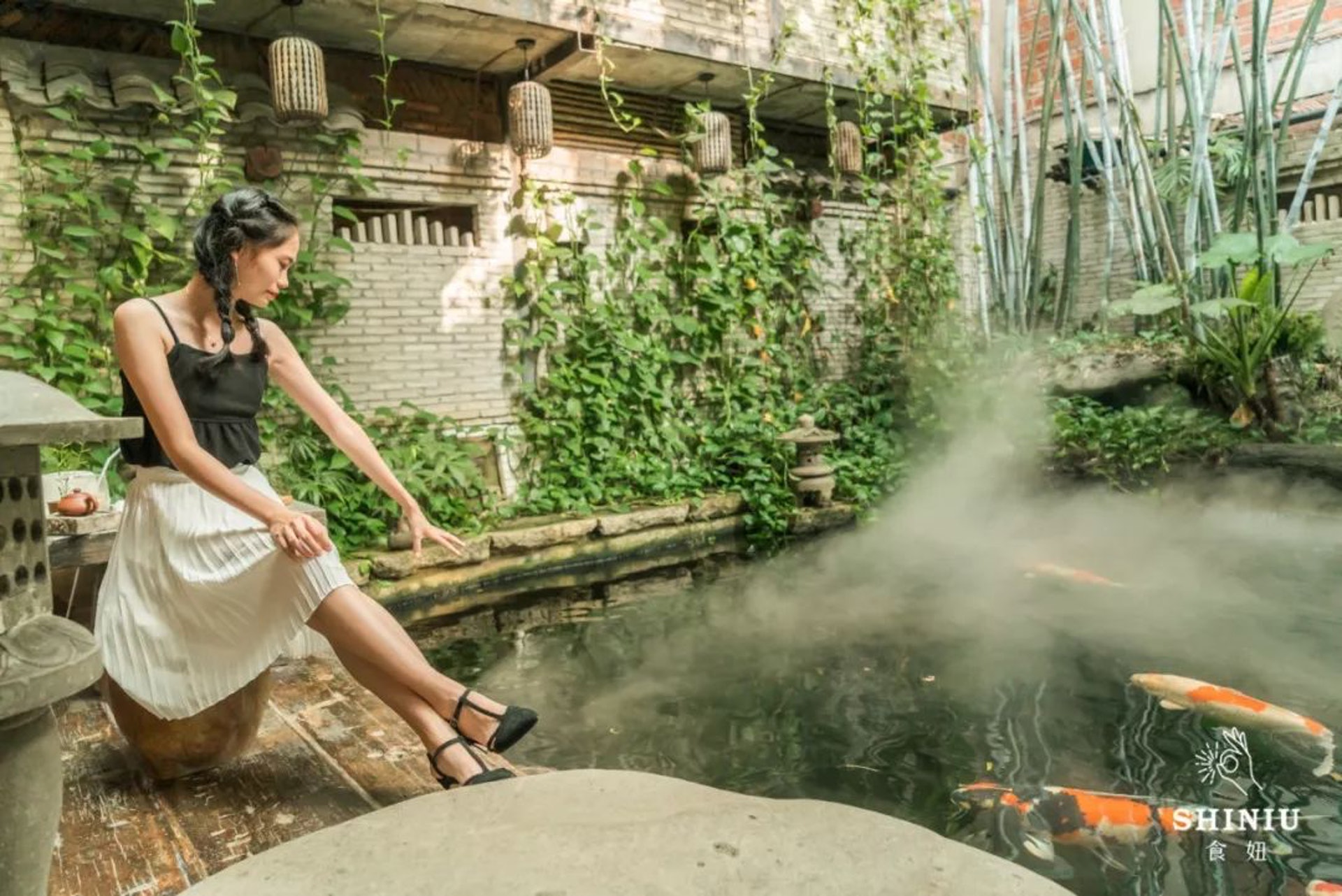 【子非魚焉知魚之樂】錦鯉池中有一條黑色的錦鯉,看你什麼時候能找到它〜(食妞授權使用) 〜(食妞授權使用)