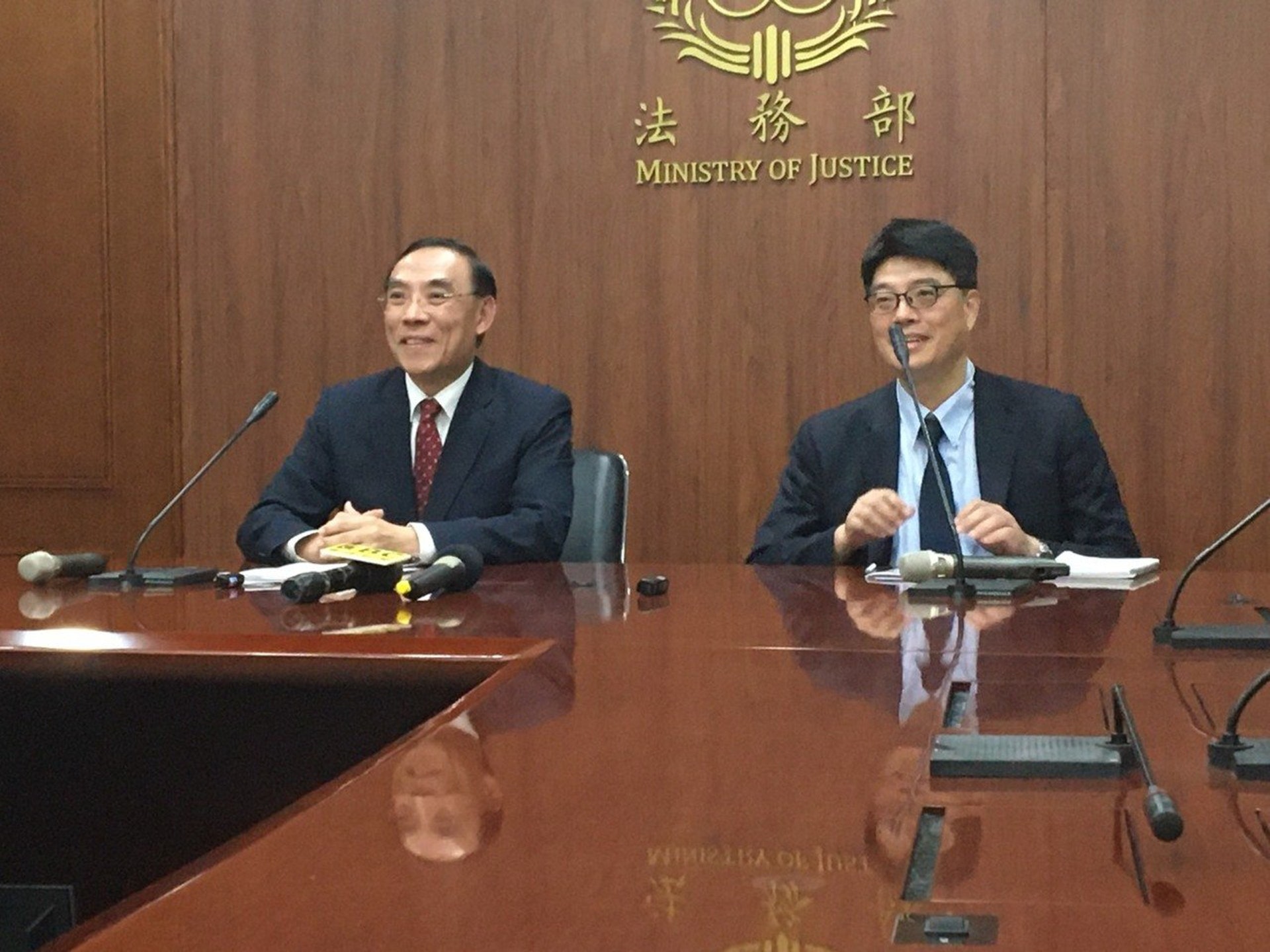 台灣法務部今日(21日)聯同陸委會舉行記者會,法務部長蔡清祥(左)指出,陳同佳案「應該由港方先處理本案」。(聯合報) 台灣法務部今日(21日)聯同陸委會舉行記者會,法務部長蔡清祥(左)指出,陳同佳案「應該由港方先處理本案」。(聯合報)