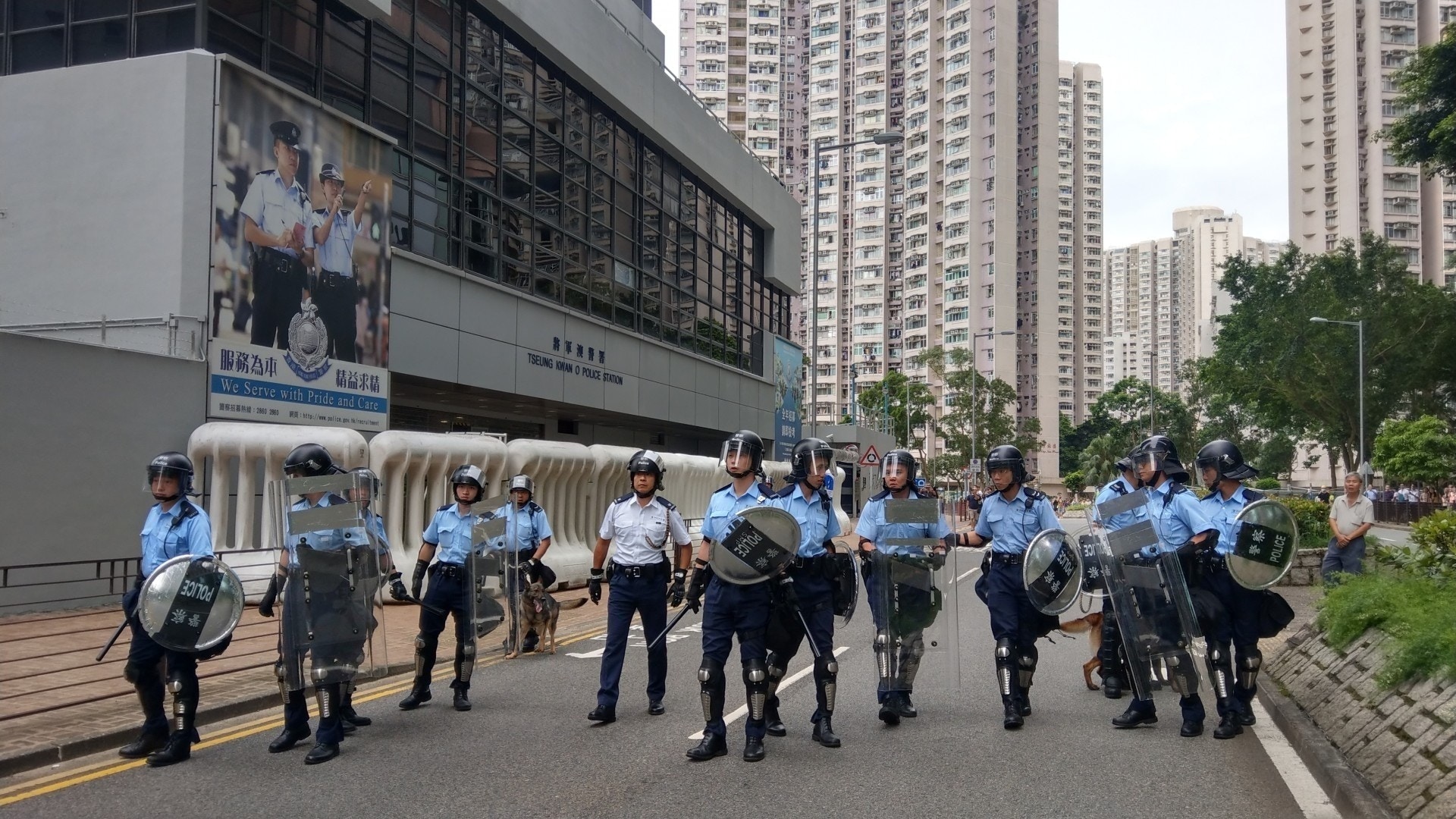 8月4日,將軍澳警署有防暴警帶同兩警犬驅散示威者。(余睿菁攝) 8月4日,將軍澳警署有防暴警帶同兩警犬驅散示威者。(余睿菁攝)