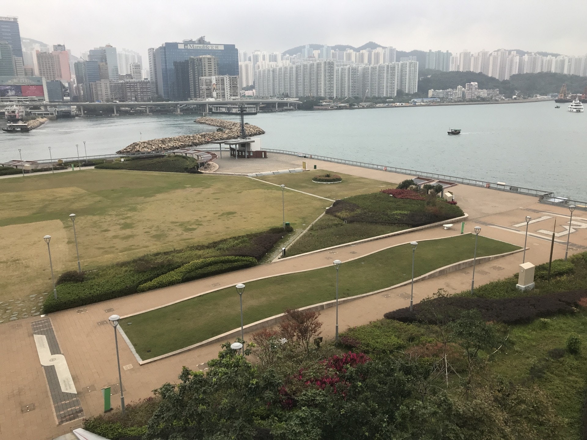 【啟德跑道公園】與石屎地相比,草地更適合狗隻散步。 (劉耀祥攝) 【啟德跑道公園】與石屎地相比,草地更適合狗隻散步。 (劉耀祥攝)