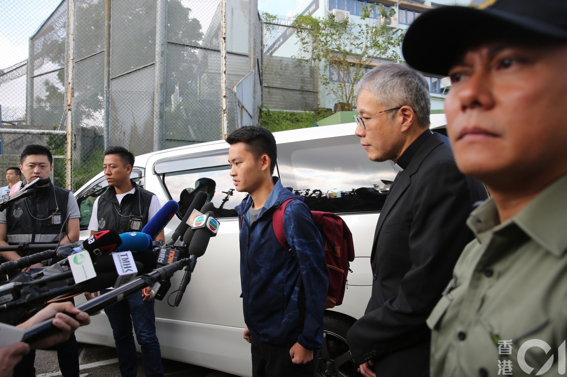 陳同佳早上九時正離開壁屋監獄,他在聖公會教省秘書長管浩鳴陪同下會見傳媒。(梁鵬威攝) 陳同佳早上九時正離開壁屋監獄,他在聖公會教省秘書長管浩鳴陪同下會見傳媒。(梁鵬威攝)