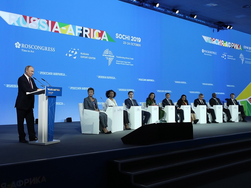 普京在峰會現場講話，提到俄羅斯和中國將為非洲國家提供更多機會。（VCG）