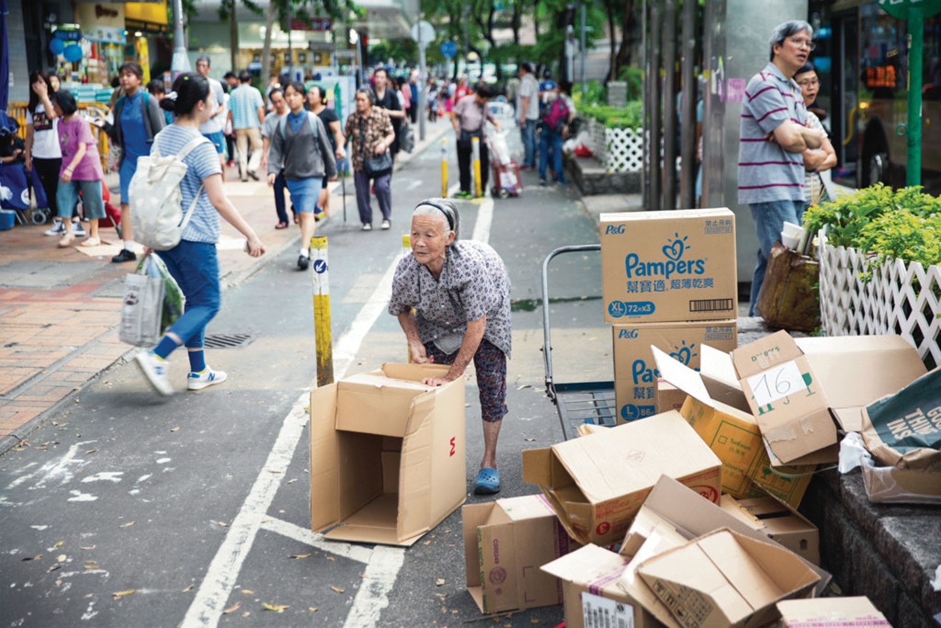 隨着本港人口老化問題日積顯著，政府必須下定決心推行全民退保，讓退休長者可以有尊嚴地安享晚年。（龔嘉盛攝）