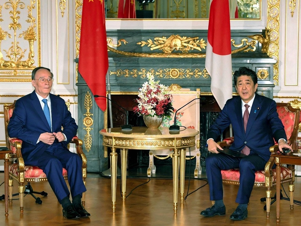 王岐山10月份訪日出席了日本德仁天皇的即位儀式，並同日本首相安倍晉三會晤，為習近平訪日做鋪墊。（Reuters）