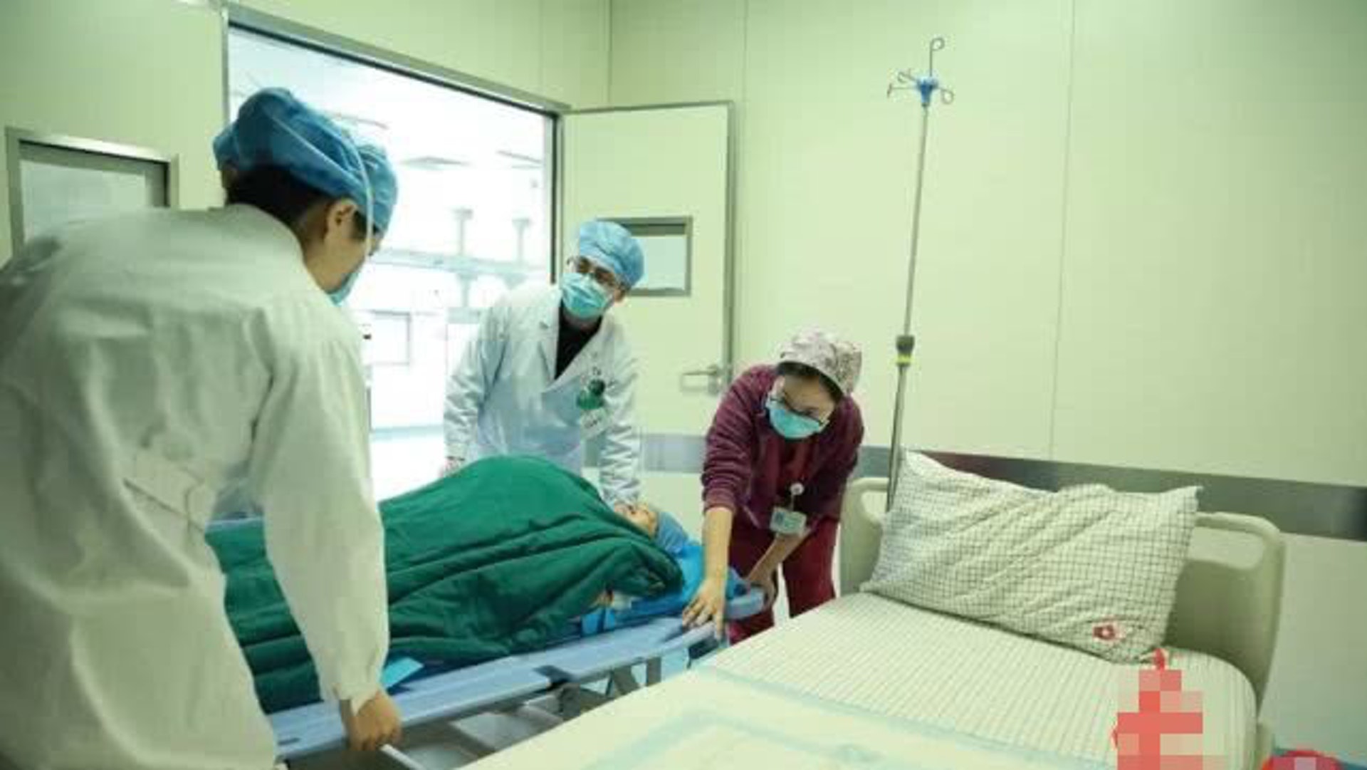 手術順利進行,67歲孕婦誕下女嬰。(網上圖片) 手術順利進行,67歲孕婦誕下女嬰。(網上圖片)