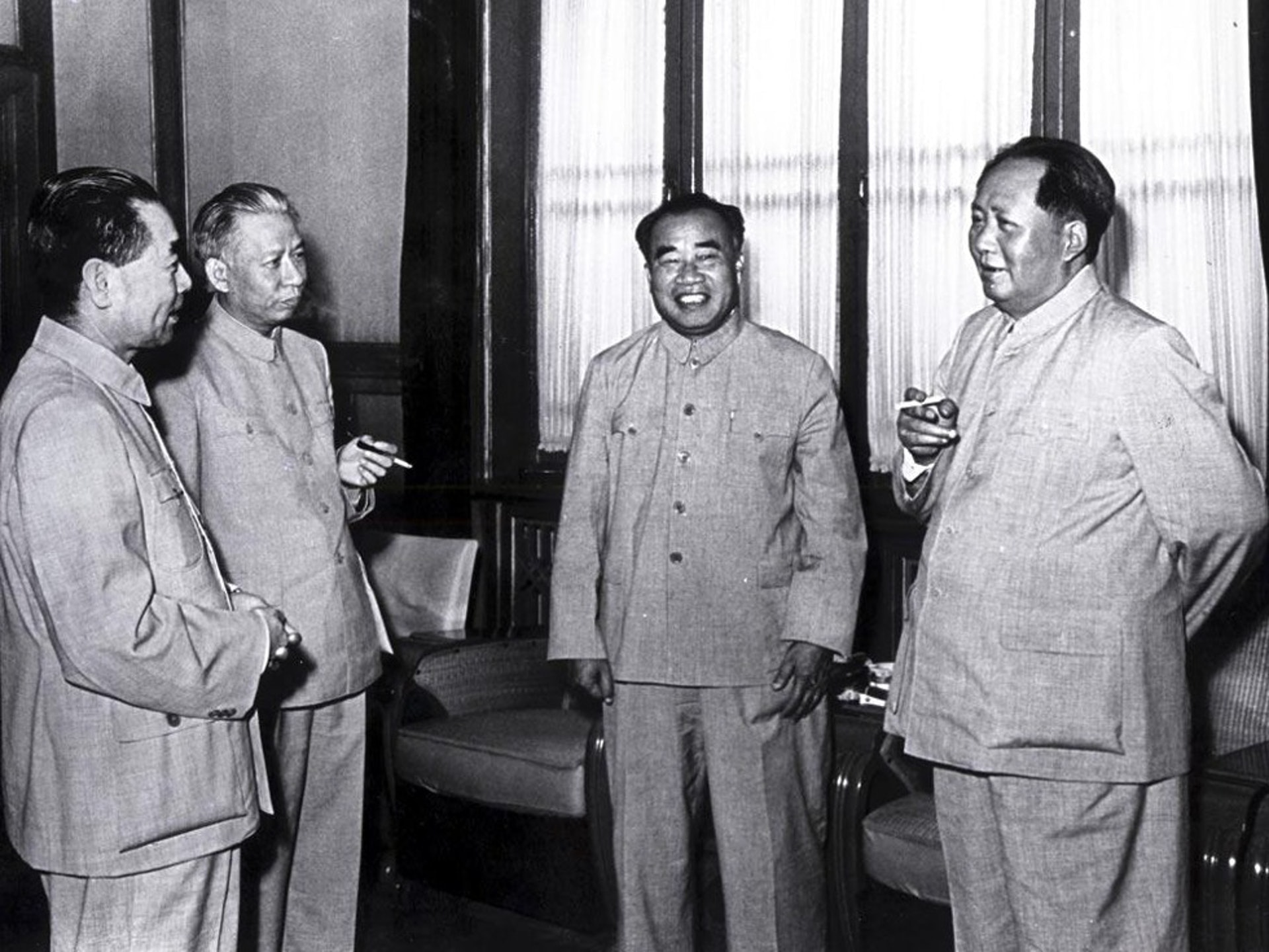 1956年,中共領導人毛澤東、劉少奇、周恩來、朱德在中南海都穿着中山裝。(網上圖片) 1956年,中共領導人毛澤東、劉少奇、周恩來、朱德在中南海都穿着中山裝。(網上圖片)