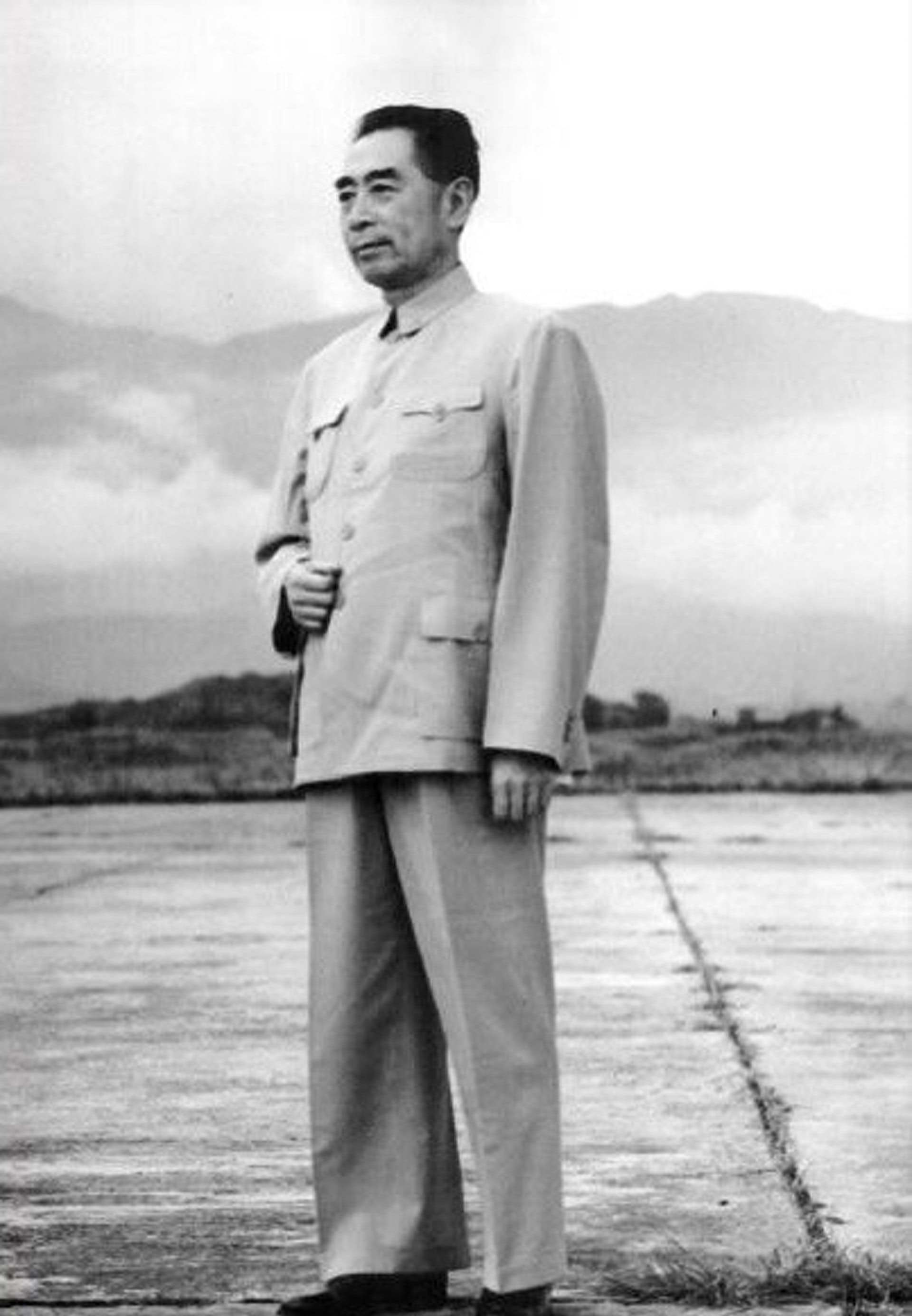 前中共領導人周恩來常穿著中山裝示人。(人民網) 前中共領導人周恩來常穿著中山裝示人。(人民網)