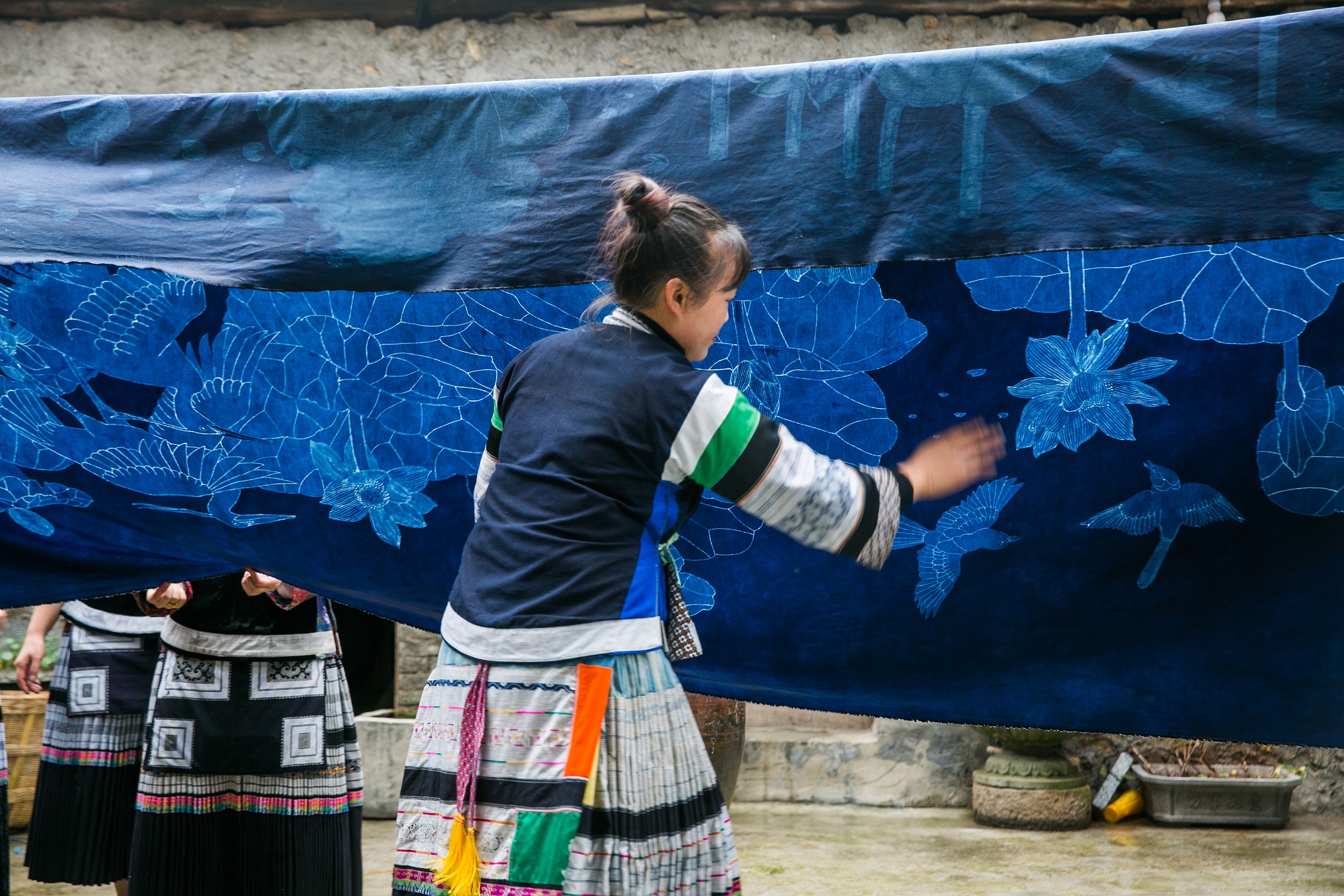 品鄉村．圖輯】千年技藝：貴州苗族女孩把土地釀成藍