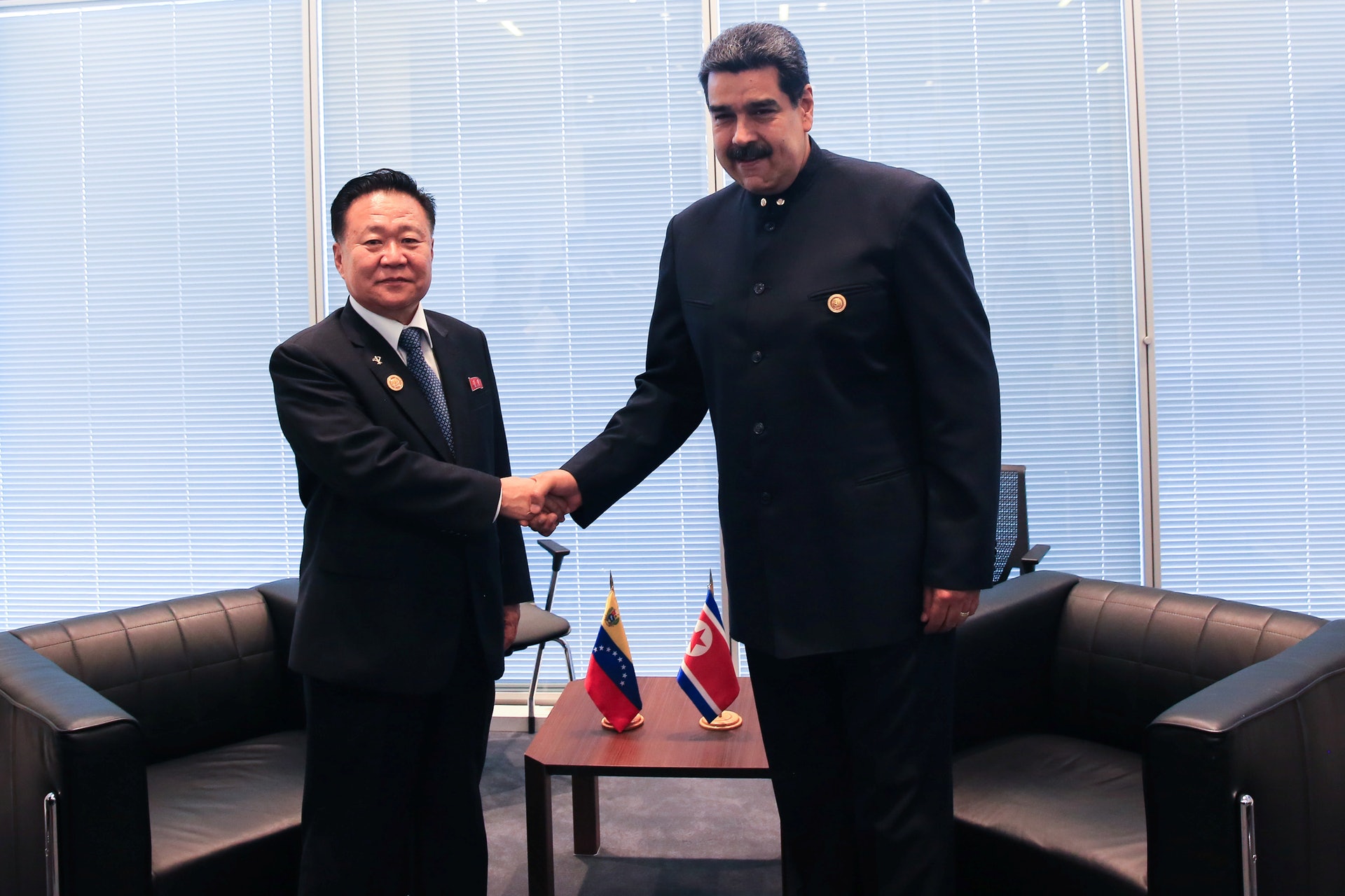 崔龍海(左)在出席不結盟首腦會議期間發表講話,勸諭美國放棄對朝敵對政策。
圖為10月26日,他與委內瑞拉總統馬杜羅(右)會面。(Reuters) 崔龍海(左)在出席不結盟首腦會議期間發表講話,勸諭美國放棄對朝敵對政策。
圖為10月26日,他與委內瑞拉總統馬杜羅(右)會面。(Reuters)