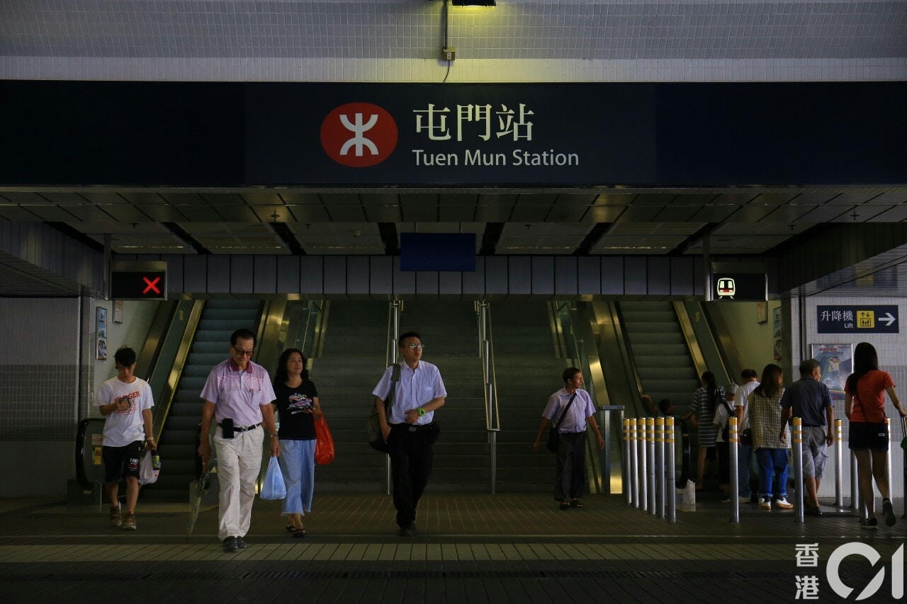 屯門良景邨28日下午瀰漫不明難聞氣味,大批居民感不適。(資料圖片) 屯門良景邨28日下午瀰漫不明難聞氣味,大批居民感不適。(資料圖片)