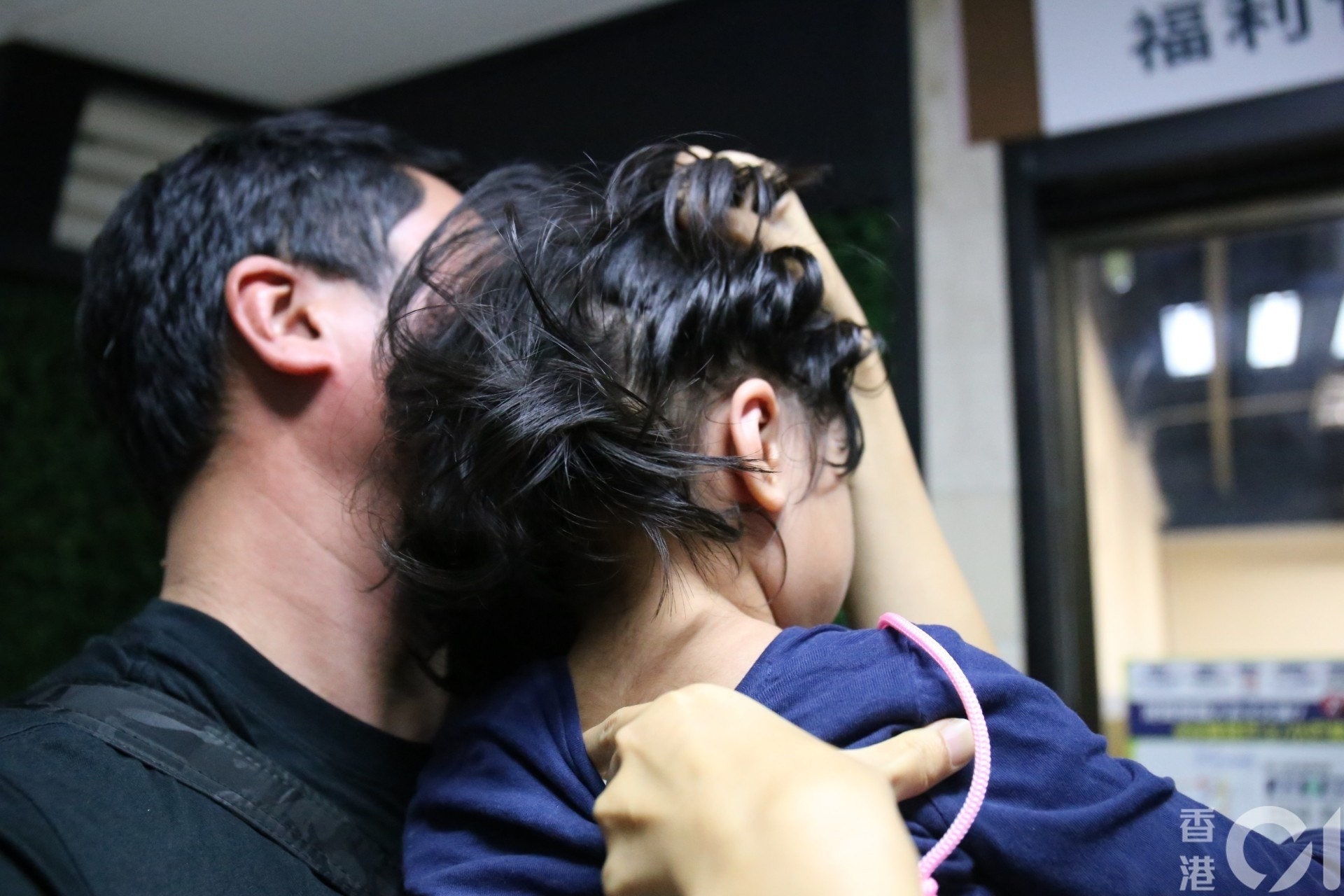 有3歲女幼童疑受不明氣體影響,身上出現紅腫及紅疹。(鄧詠中攝) 有3歲女幼童疑受不明氣體影響,身上出現紅腫及紅疹。(鄧詠中攝)