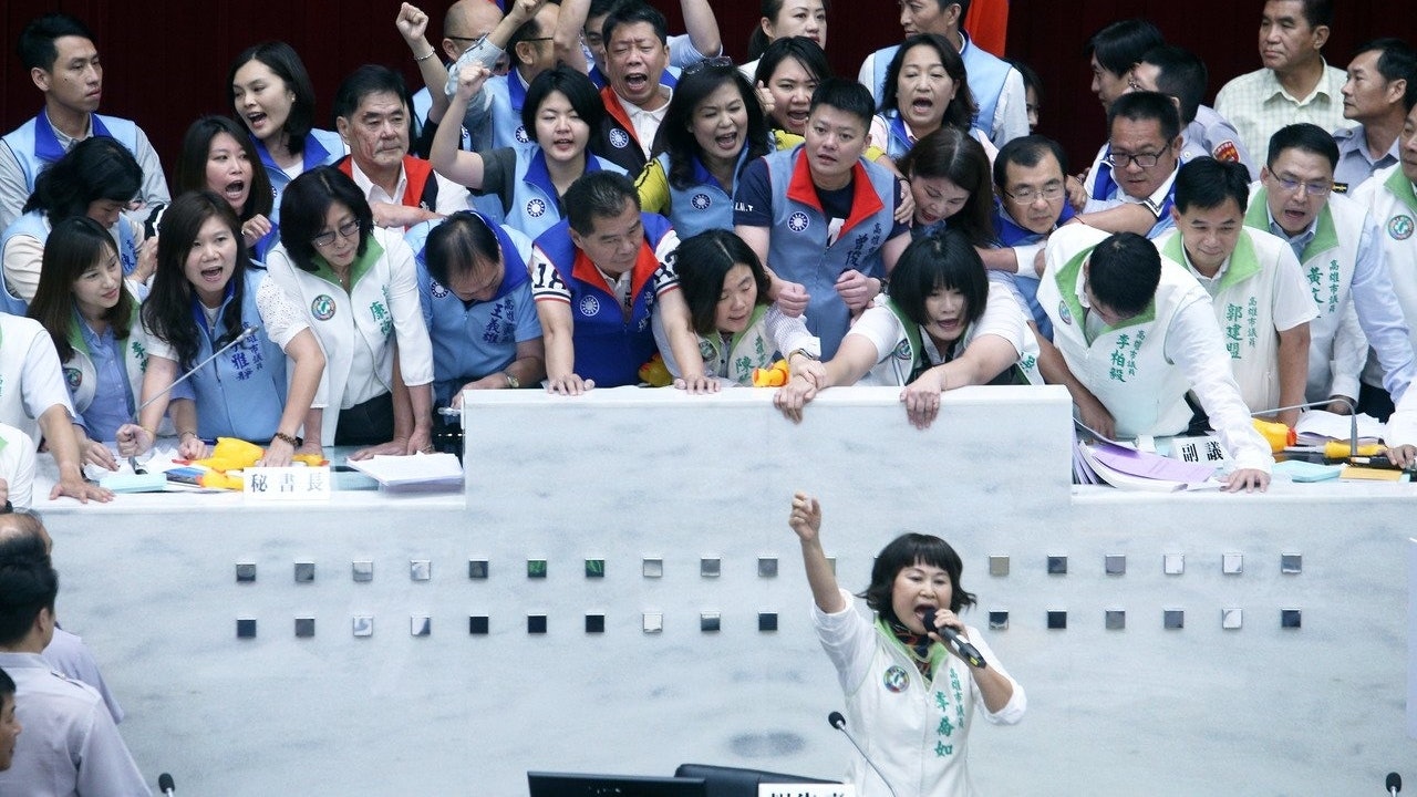 【韓國瑜缺席】高雄議會審議政府預算 藍綠爆衝突有人受傷流血 【韓國瑜缺席】高雄議會審議政府預算 藍綠爆衝突有人受傷流血