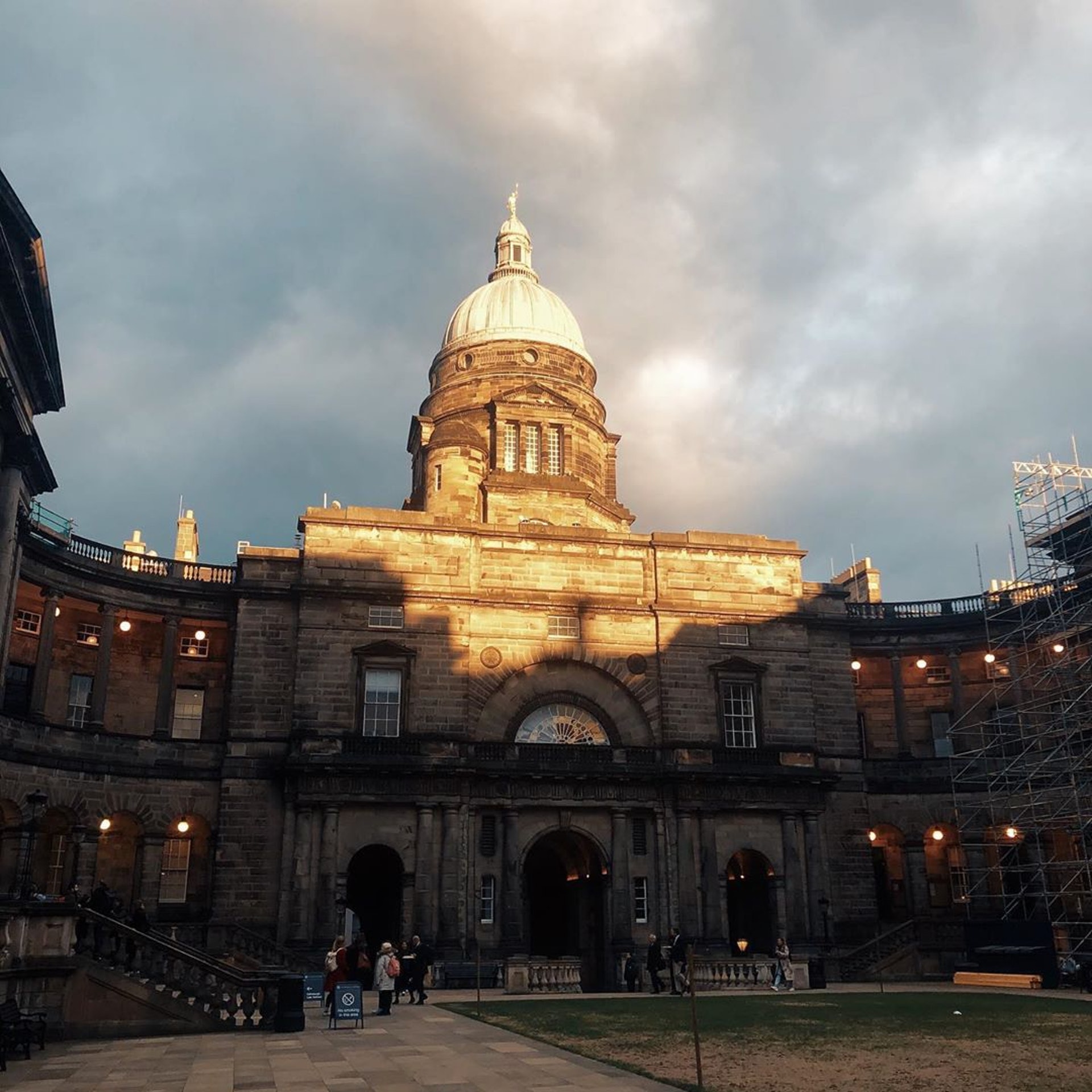 【愛丁堡大學 (University of Edinburgh)】這裡就推薦幾個愛大象徵性建築給大家:第一個是舊學院(Old College),建於1789年,愛大有名的法學院就在這裡。(IG@sion_curious_cat) (IG@sion_curious_cat)