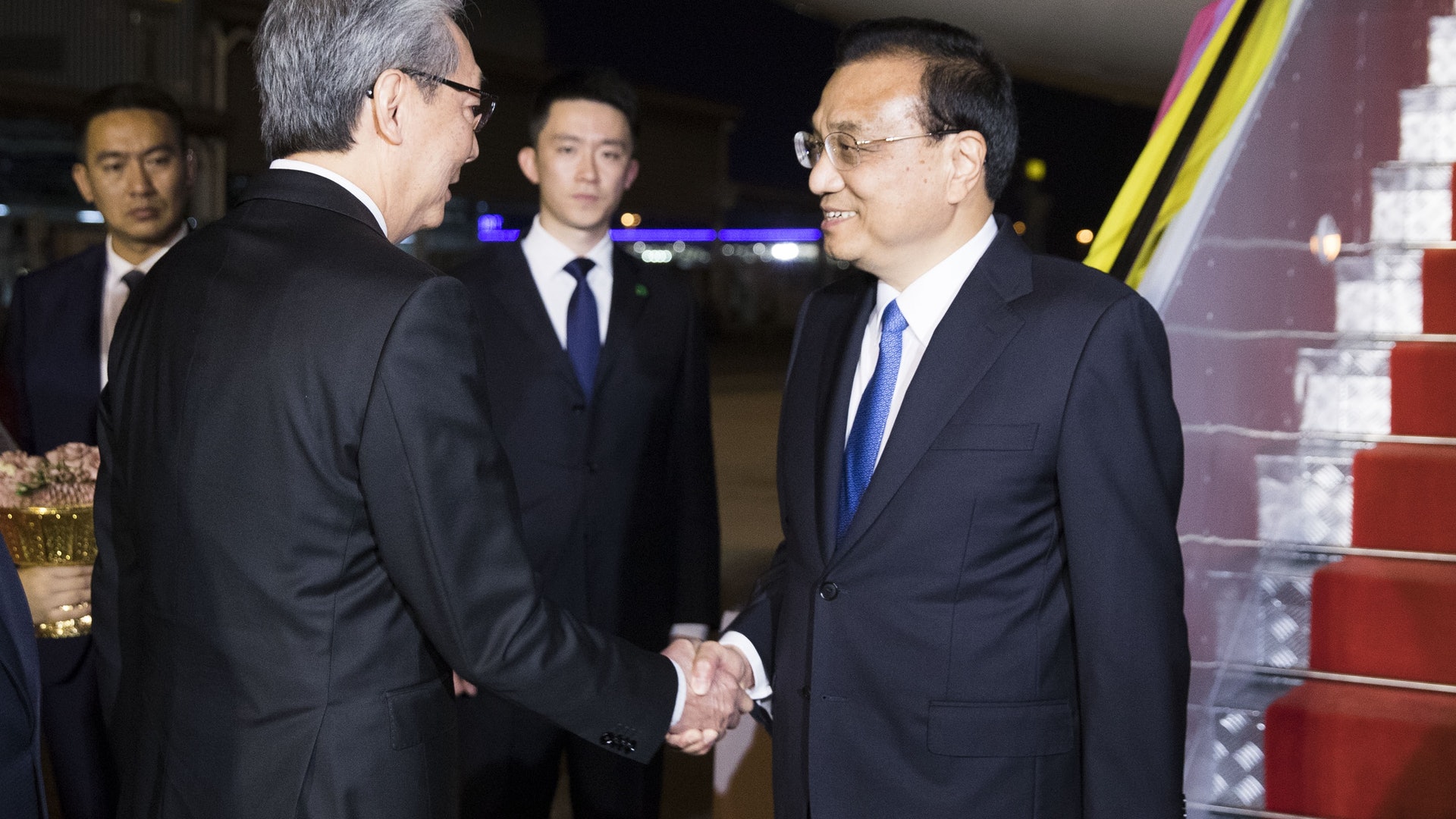 李克強抵達曼谷出席東盟峰會 冀推動中泰更緊密關係 李克強抵達曼谷出席東盟峰會 冀推動中泰更緊密關係
