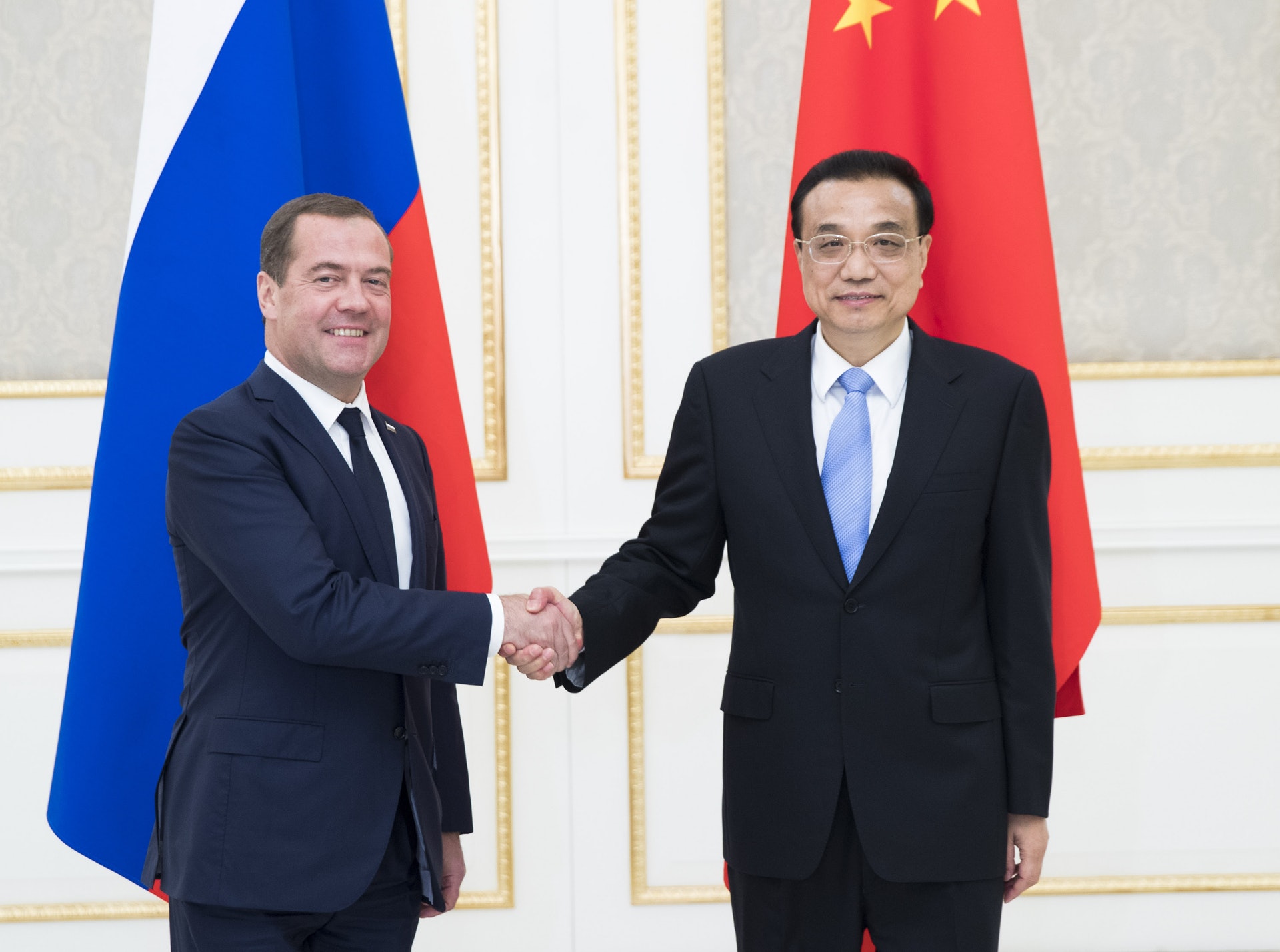 中國國務院總理李克強到曼谷出席東盟峰會前,先在烏茲別克參加上海合作組織首腦會議,並與俄羅斯總理梅德韋傑夫會面。(新華社) 中國國務院總理李克強到曼谷出席東盟峰會前,先在烏茲別克參加上海合作組織首腦會議,並與俄羅斯總理梅德韋傑夫會面。(新華社)