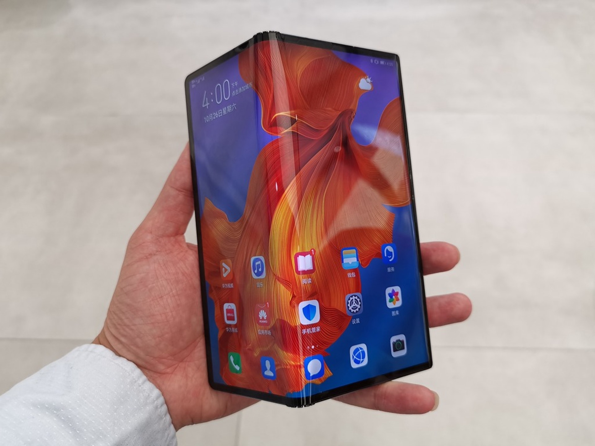 在美國的不斷打壓下,華為的銷售業績仍在持續增長,並且不斷推陳出新,圖為用戶在體驗華為最新款的摺疊屏手機。(VCG)