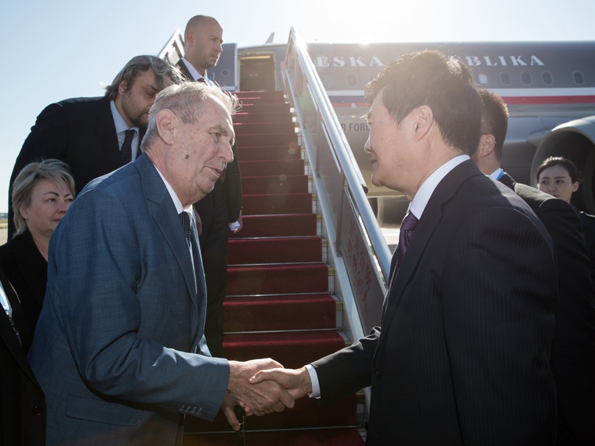 澤曼(左)多次訪華,重視與中國合作。4月25日抵達北京參加第二屆一帶一路論壇。(新華社)