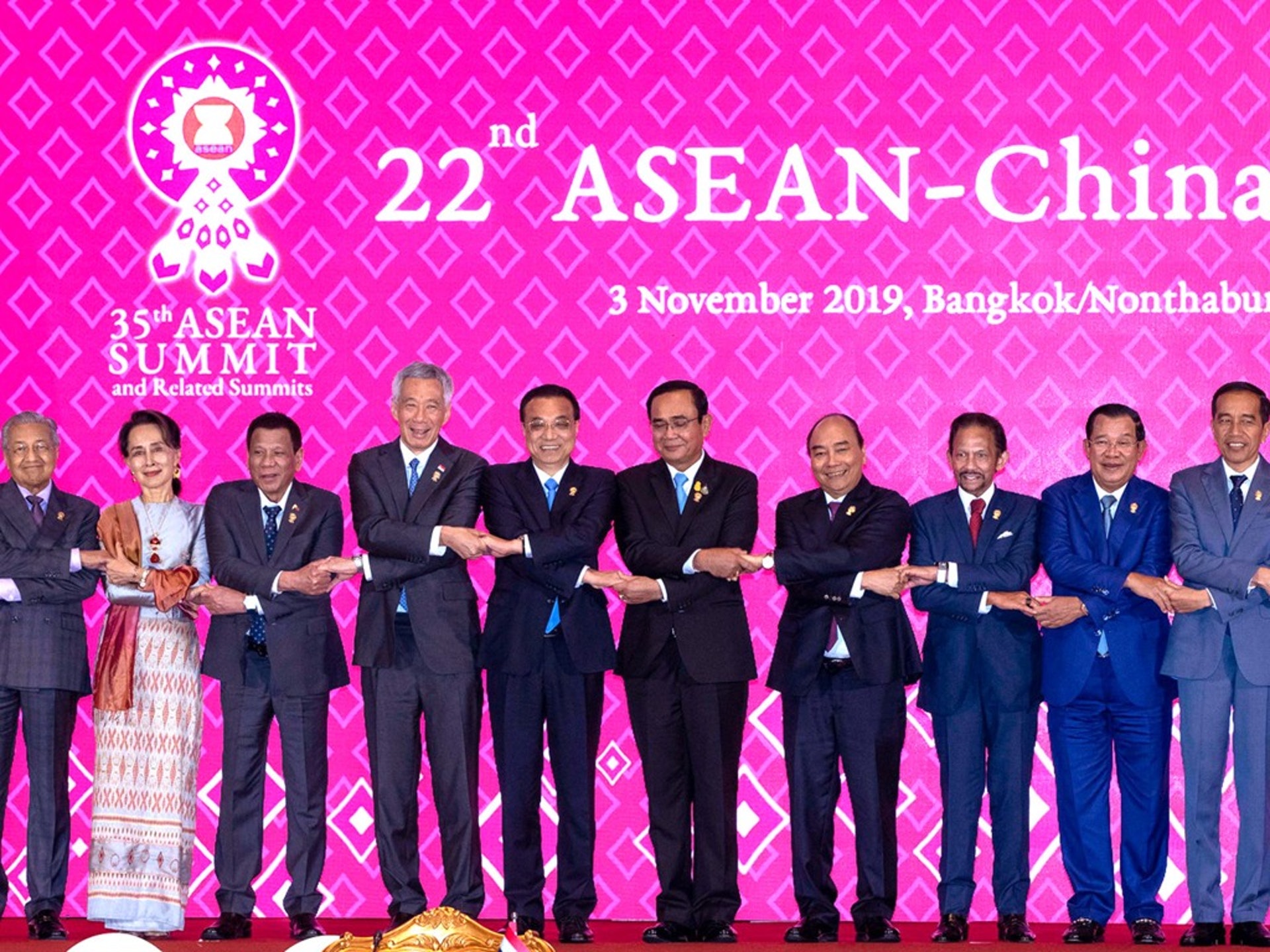 與之相比,東盟10國領導人集體參加11月3日召開的第22次中國-東盟峰會。(AP) 與之相比,東盟10國領導人集體參加11月3日召開的第22次中國-東盟峰會。(AP)