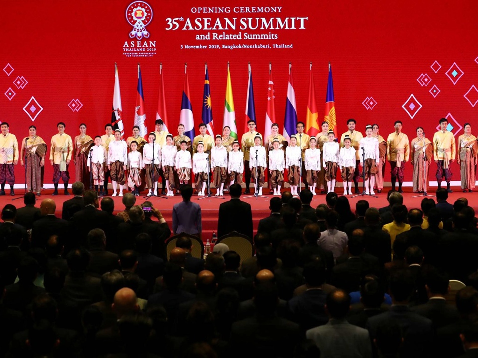 11月3日,東盟峰會現場進行泰國傳統節目表演。(Reuters) 11月3日,東盟峰會現場進行泰國傳統節目表演。(Reuters)