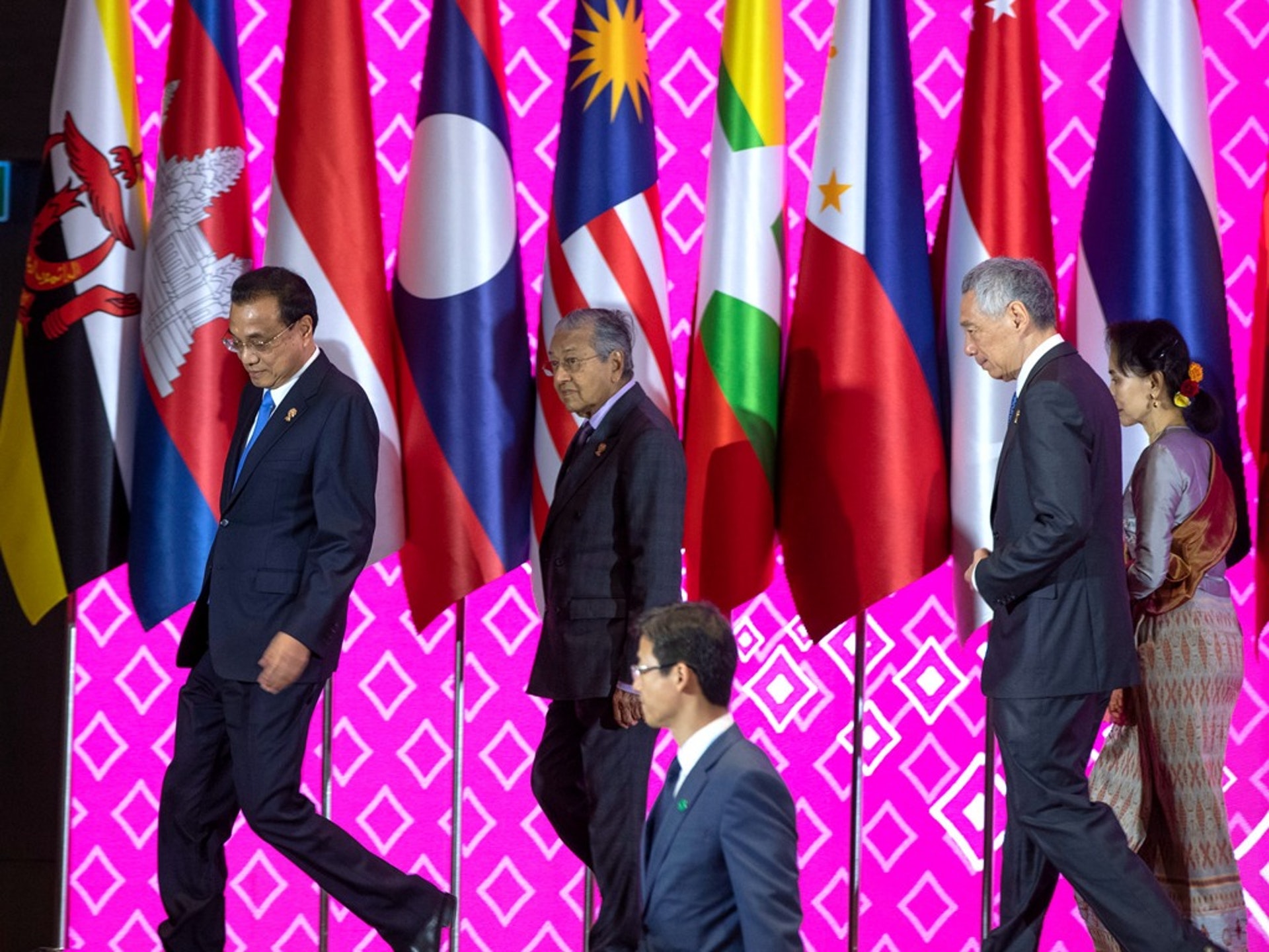 中國總理李克強(左一)在泰國曼谷主持召開第22次中國-東盟峰會。(AP) 中國總理李克強(左一)在泰國曼谷主持召開第22次中國-東盟峰會。(AP)