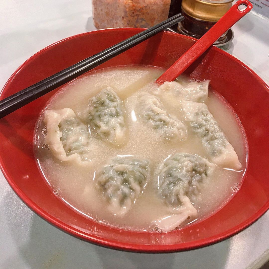 湯餃的湯底是椰子海帶鮮雞豬骨湯，鮮甜的味道獲得許多網友好評，同時不會搶走餃子的味道。（ig @ dumplingholic）