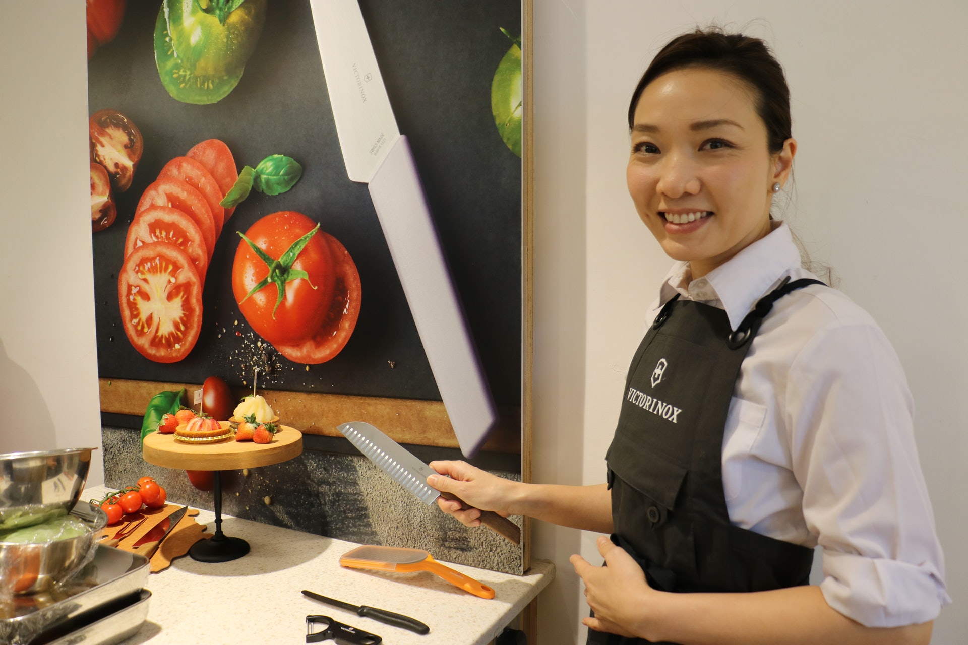 Ivy導師示範菜式之前,先教大家如何用刀,安全地切不同食材。 (Victorinox提供) Ivy導師示範菜式之前,先教大家如何用刀,安全地切不同食材。 (Victorinox提供)