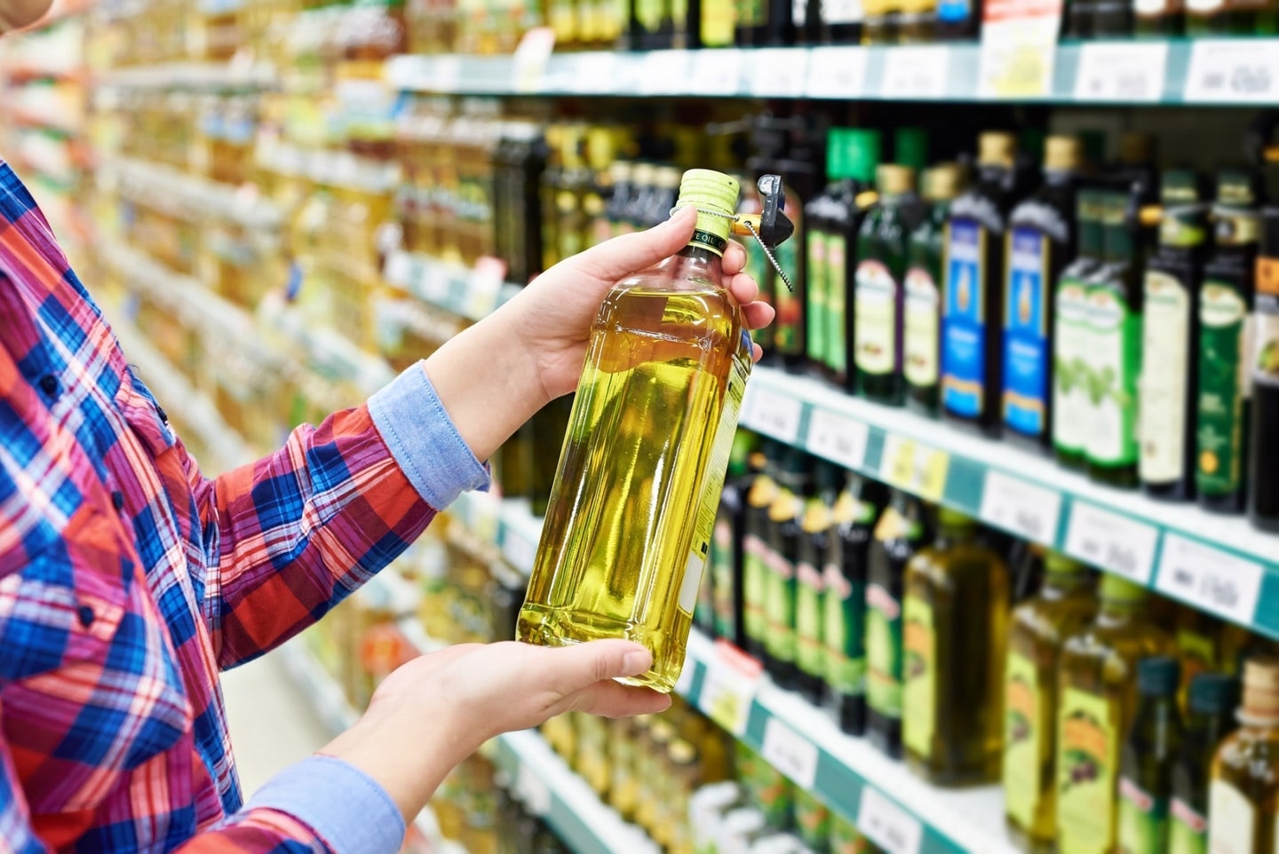 開封后的食用油若已擺放很久，大可能已經變質。（iStock）