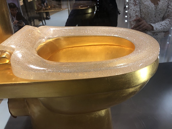 該展品並不具備馬桶的一般功能，只是擁有馬桶的造型。（澎湃新聞）