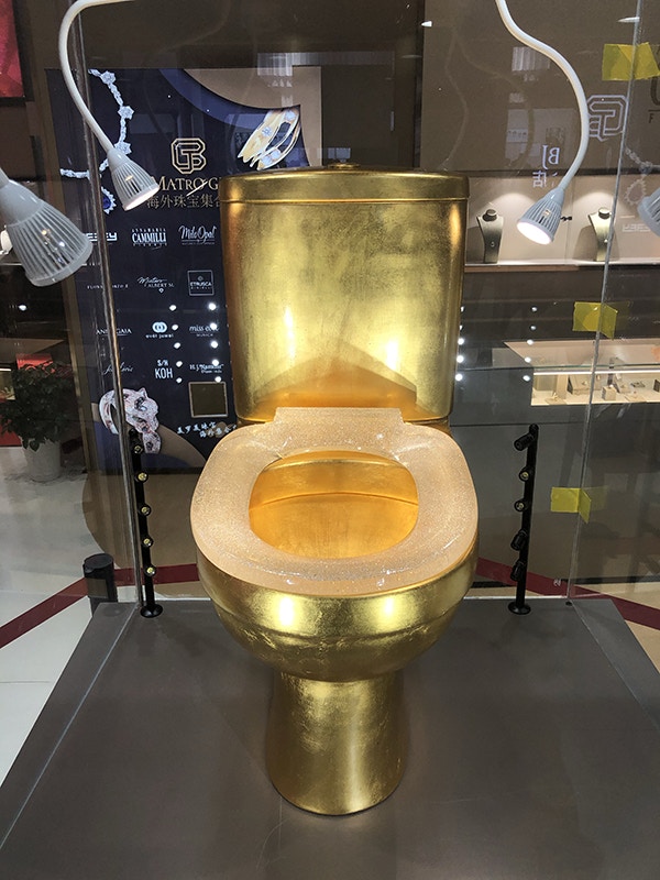 該黃金馬桶採用獨特鑲嵌技術，將40815粒、總計334.68卡鑽石鑲嵌在防彈玻璃材質的物料上。（澎湃新聞）