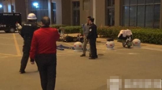 警員封鎖現場及運走屍體。（網上圖片）