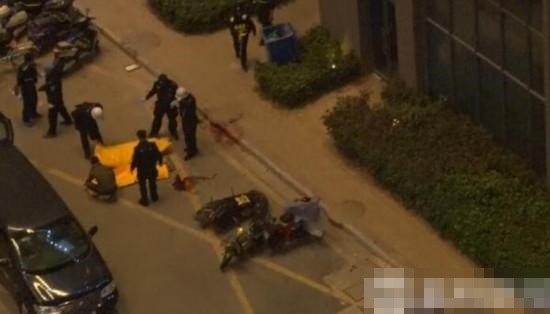 警員封鎖現場及運走屍體。（網上圖片）