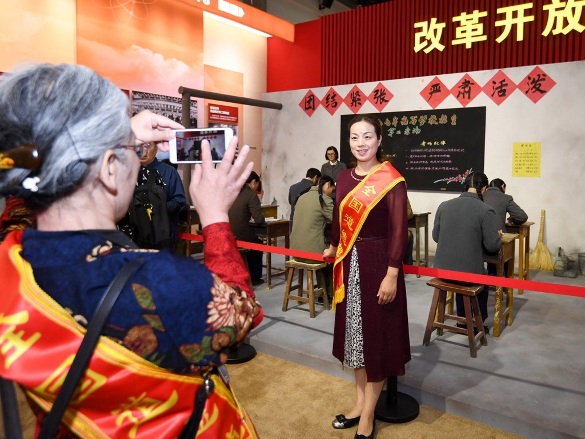 中共通過表彰道德模範將其主流價值觀融入中國傳統道德的框架,形成一種道德風尚,流行符號 。(新華社) 中共通過表彰道德模範將其主流價值觀融入中國傳統道德的框架,形成一種道德風尚,流行符號 。(新華社)