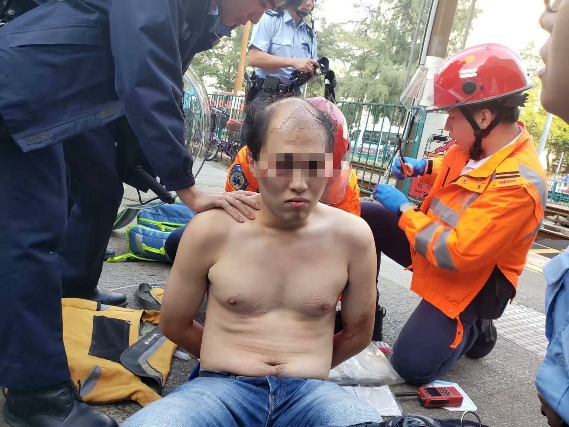 刺傷何君堯的男子姓董(30歲),沒有犯案紀錄。(網上圖片) 刺傷何君堯的男子姓董(30歲),沒有犯案紀錄。(網上圖片)