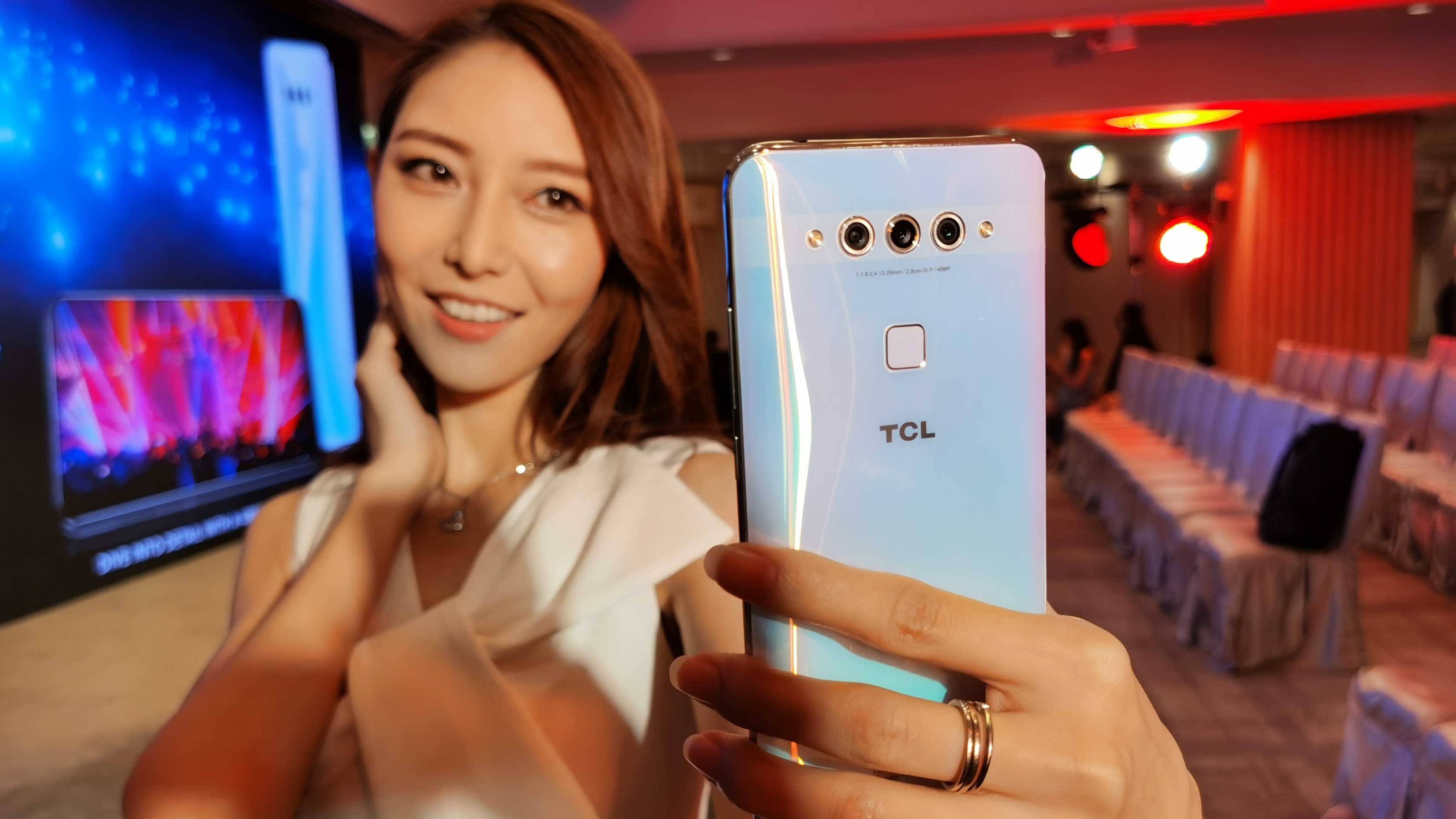 TCL 超平價進軍港手機市場「旗艦」3鏡加靚芒Plex只賣二千三