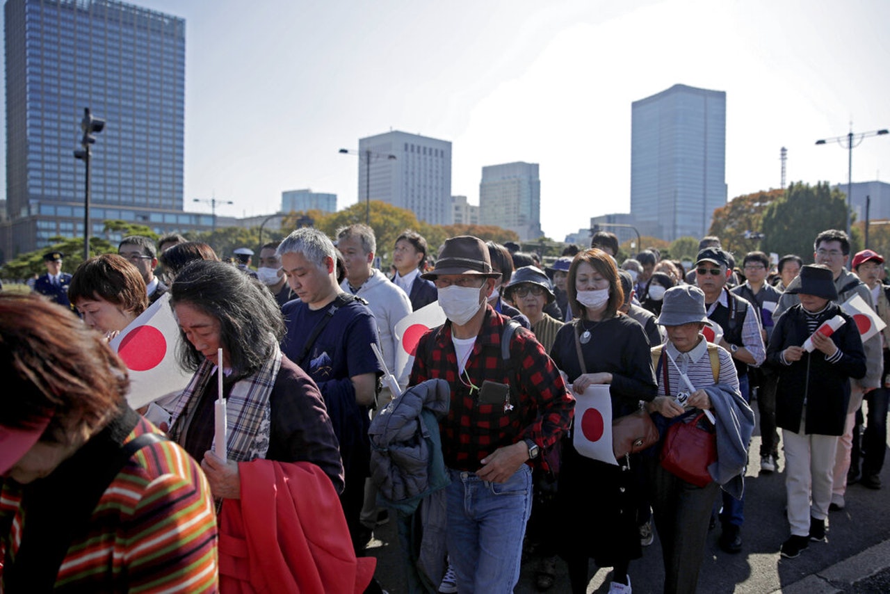 日皇德仁即位巡遊:圖為11月10日民眾在等待日皇座駕經過時的情形。(AP) 日皇德仁即位巡遊:圖為11月10日民眾在等待日皇座駕經過時的情形。(AP)