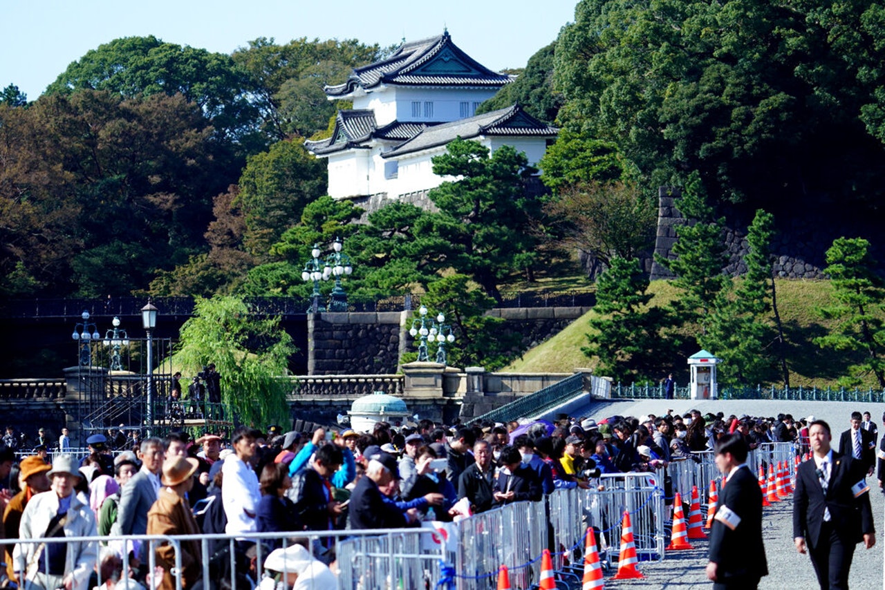 日皇德仁即位巡遊:圖為11月10日民眾在等待日皇座駕經過時的情形。(AP) 日皇德仁即位巡遊:圖為11月10日民眾在等待日皇座駕經過時的情形。(AP)