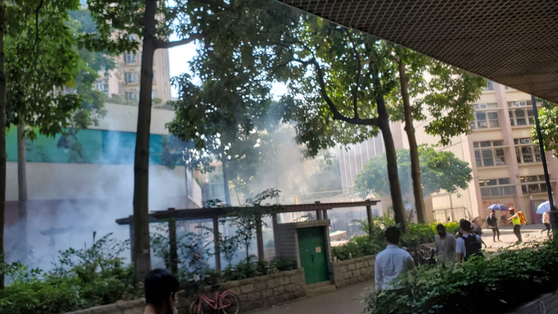 今午警方在上水中心一帶施放催淚彈,催淚煙波及附近的新界婦孺福利會上水幼兒學校。(網上圖片) 今午警方在上水中心一帶施放催淚彈,催淚煙波及附近的新界婦孺福利會上水幼兒學校。(網上圖片)
