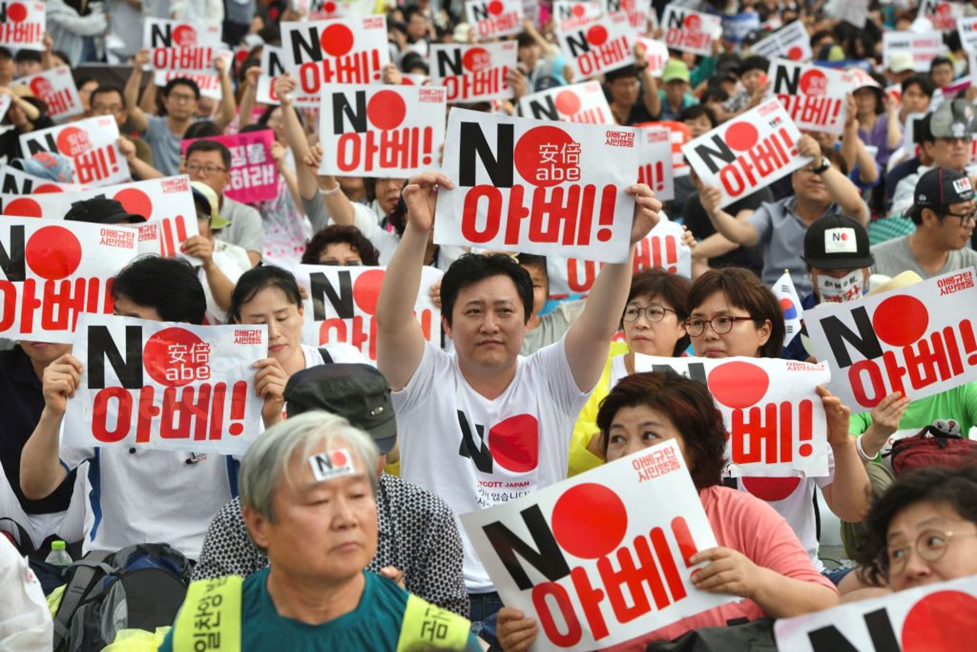 日韓關係近來轉差,圖為8月韓國民眾的反日本示威,高舉「不要安倍」的標語(Getty Images) 日韓關係近來轉差,圖為8月韓國民眾的反日本示威,高舉「不要安倍」的標語(Getty Images)
