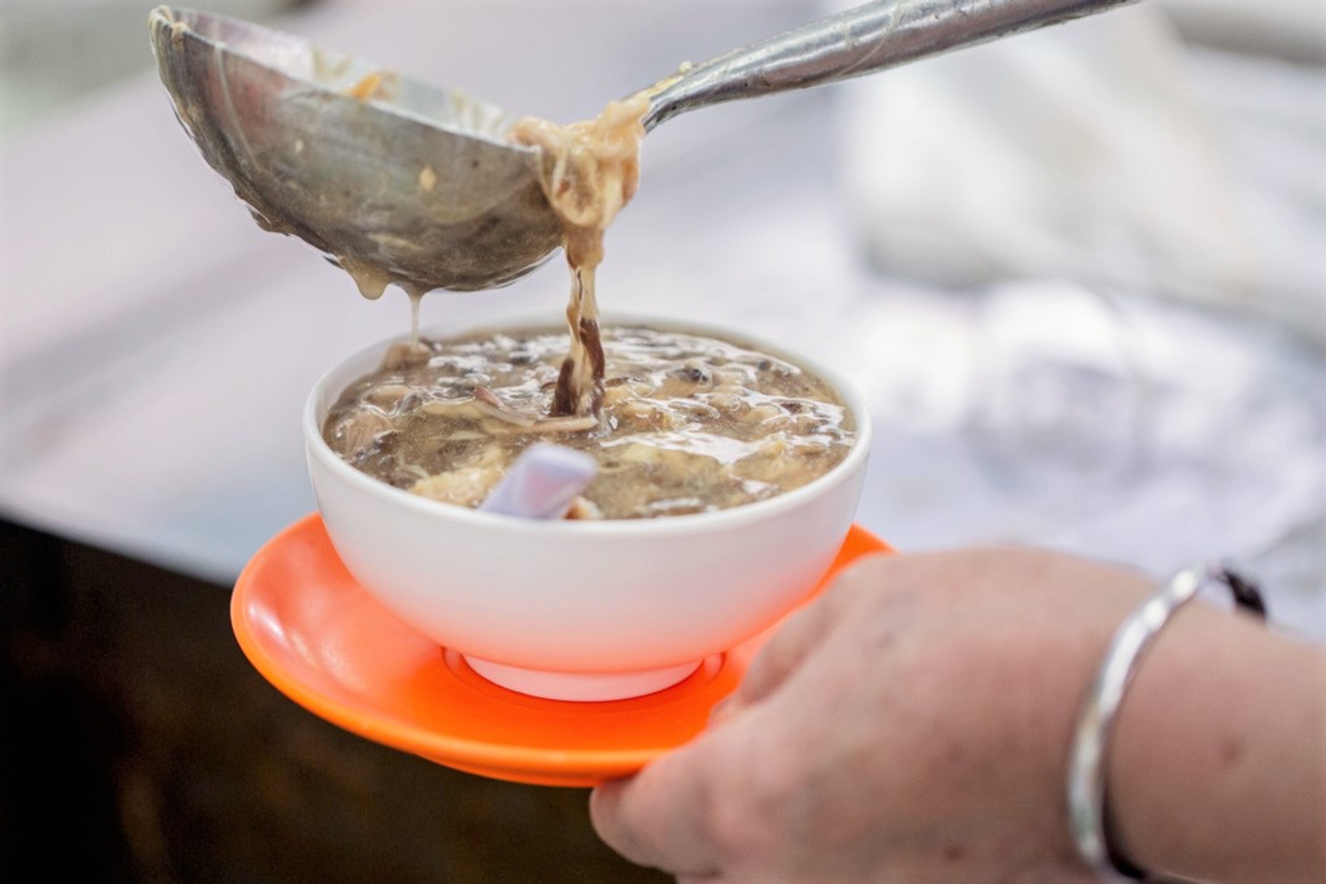 面色蒼白、畏寒肢冷等,都適合吃蛇羹驅寒補暖。(資料圖片) 面色蒼白、畏寒肢冷等,都適合吃蛇羹驅寒補暖。(資料圖片)