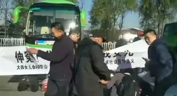 家屬質疑，事故是因觀景台的護欄過低。（網上圖片）
