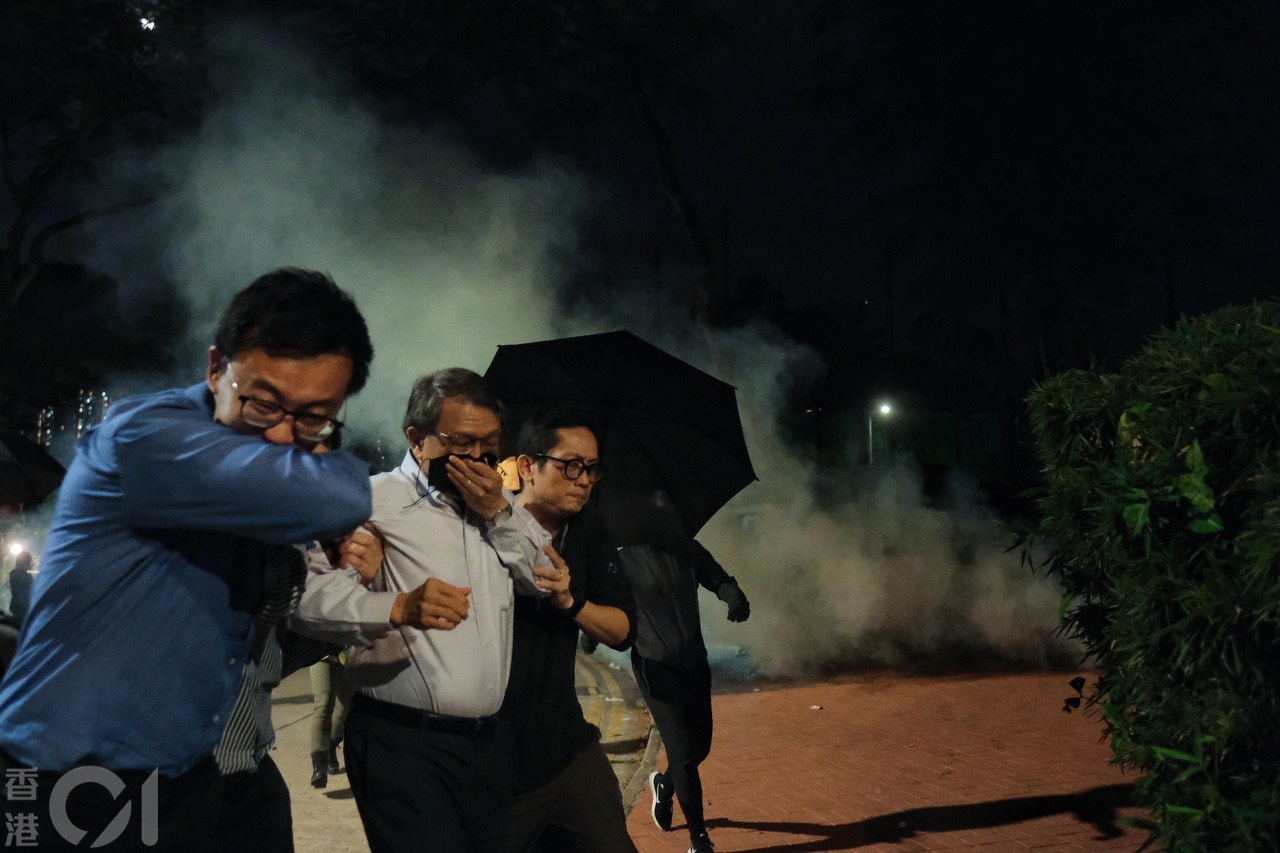 調停未有結果,警方再發射催淚彈,段崇智掩鼻撤離。(曾梓洋攝) 調停未有結果,警方再發射催淚彈,段崇智掩鼻撤離。(曾梓洋攝)