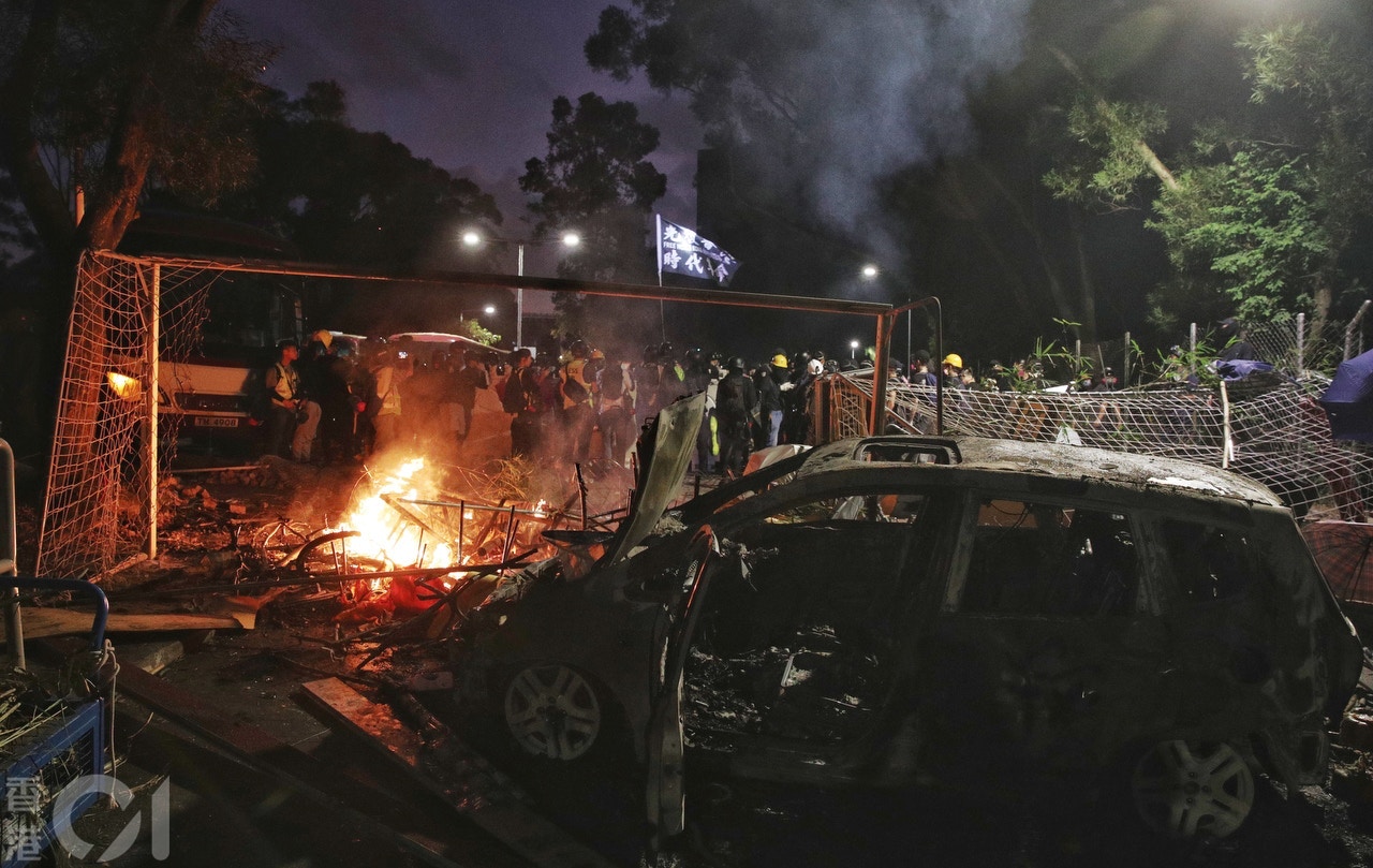 學生在環迴東路築起路障,並點火燃燒,阻礙警方推進。(余俊亮攝) 學生在環迴東路築起路障,並點火燃燒,阻礙警方推進。(余俊亮攝)