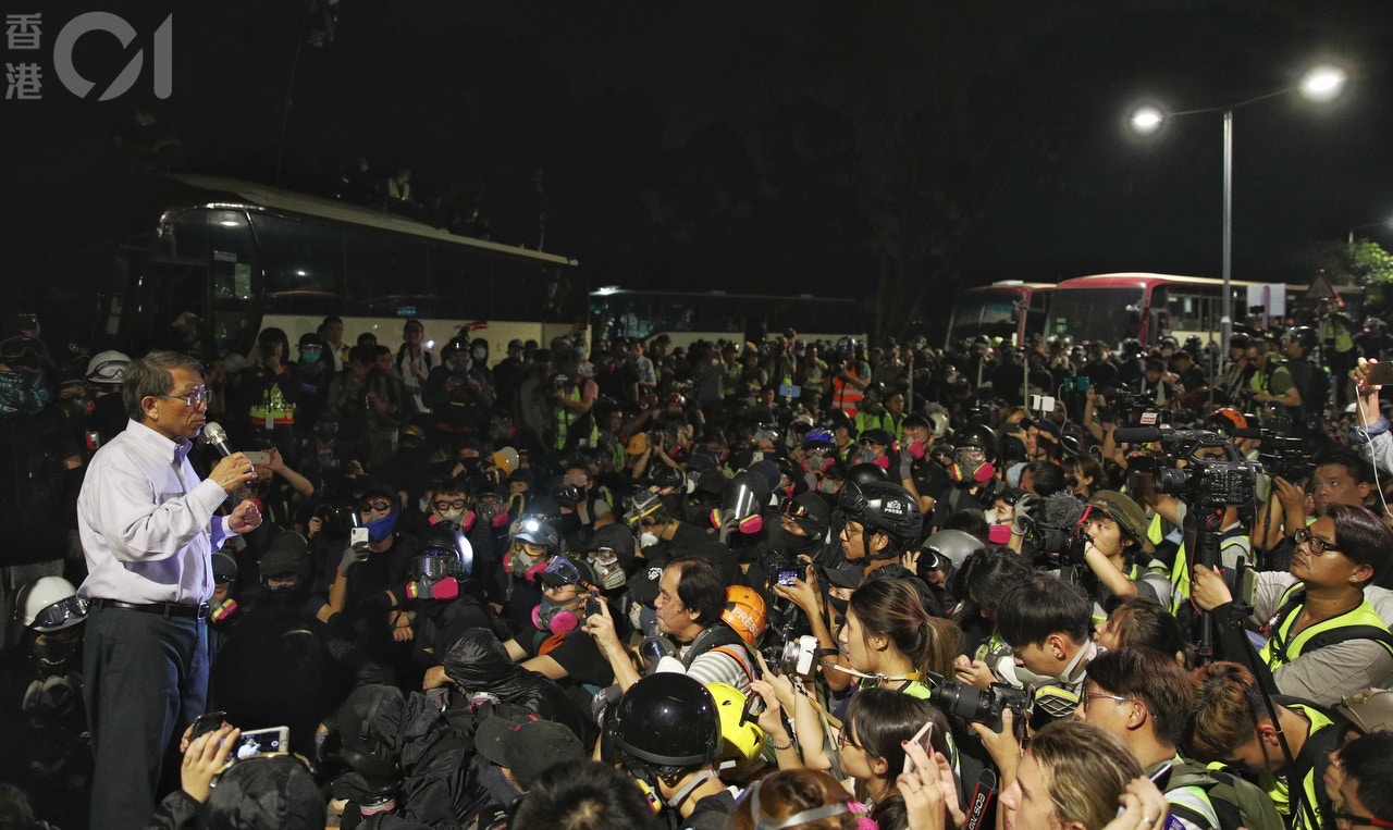 段崇智將警方要求轉達予學生。(余俊亮攝) 段崇智將警方要求轉達予學生。(余俊亮攝)