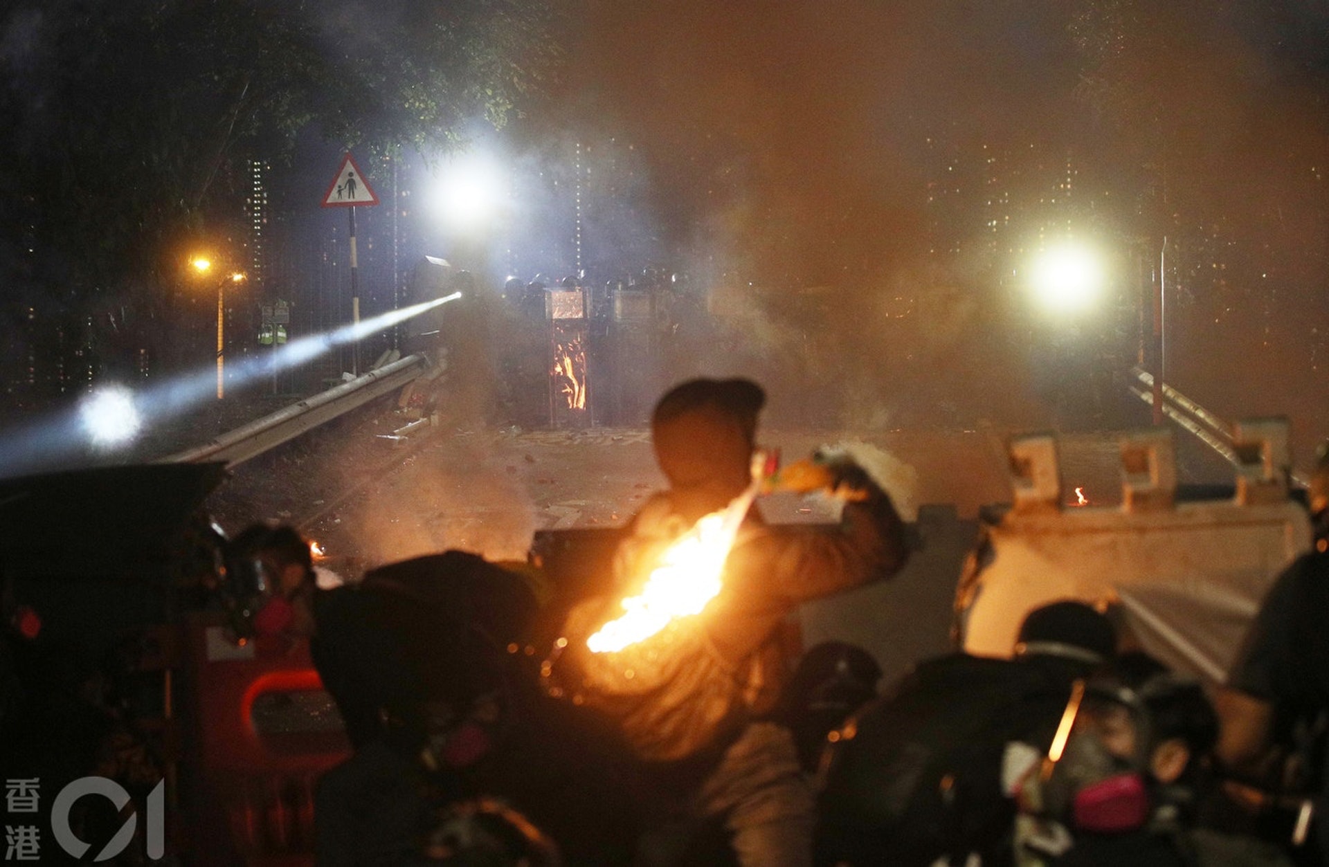 學生投擲燃燒彈還擊。(余俊亮攝) 學生投擲燃燒彈還擊。(余俊亮攝)