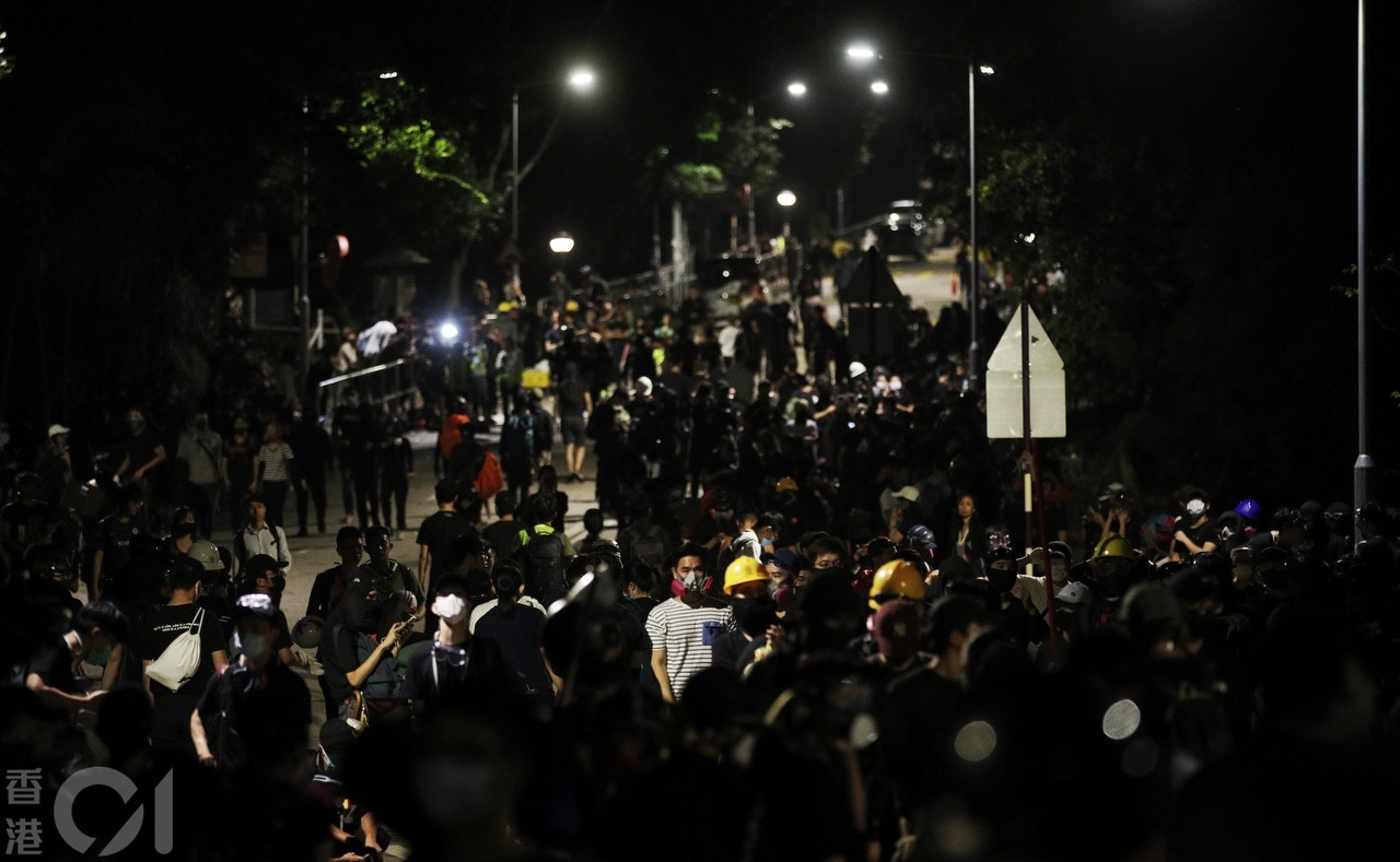 中大校長段崇智到場,到警方防線前找指揮官談判,學生在遠處等候。(余俊亮攝) 中大校長段崇智到場,到警方防線前找指揮官談判,學生在遠處等候。(余俊亮攝)